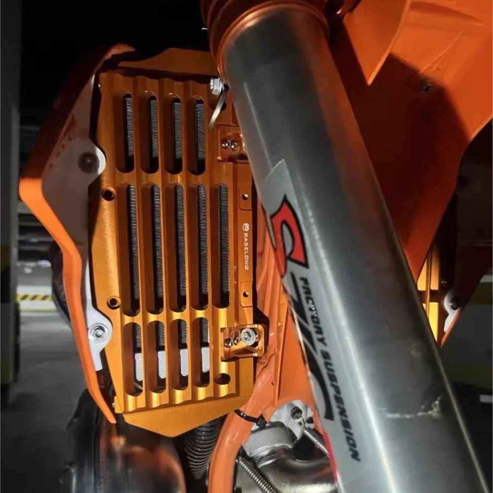 For KTM XC XCF XCW XCFW SX SXF EXC EXCF Six Day TPI 125 250 350 450 500 2017-2022 2023 2024 CNC Radiator Guard Cover Protector
For KTM XC XCF XCW XCFW SX SXF EXC EXCF Six Day TPI 125 250 350 450 500 2017-2022 2023 2024 CNC Radiator Guard Cover Protector