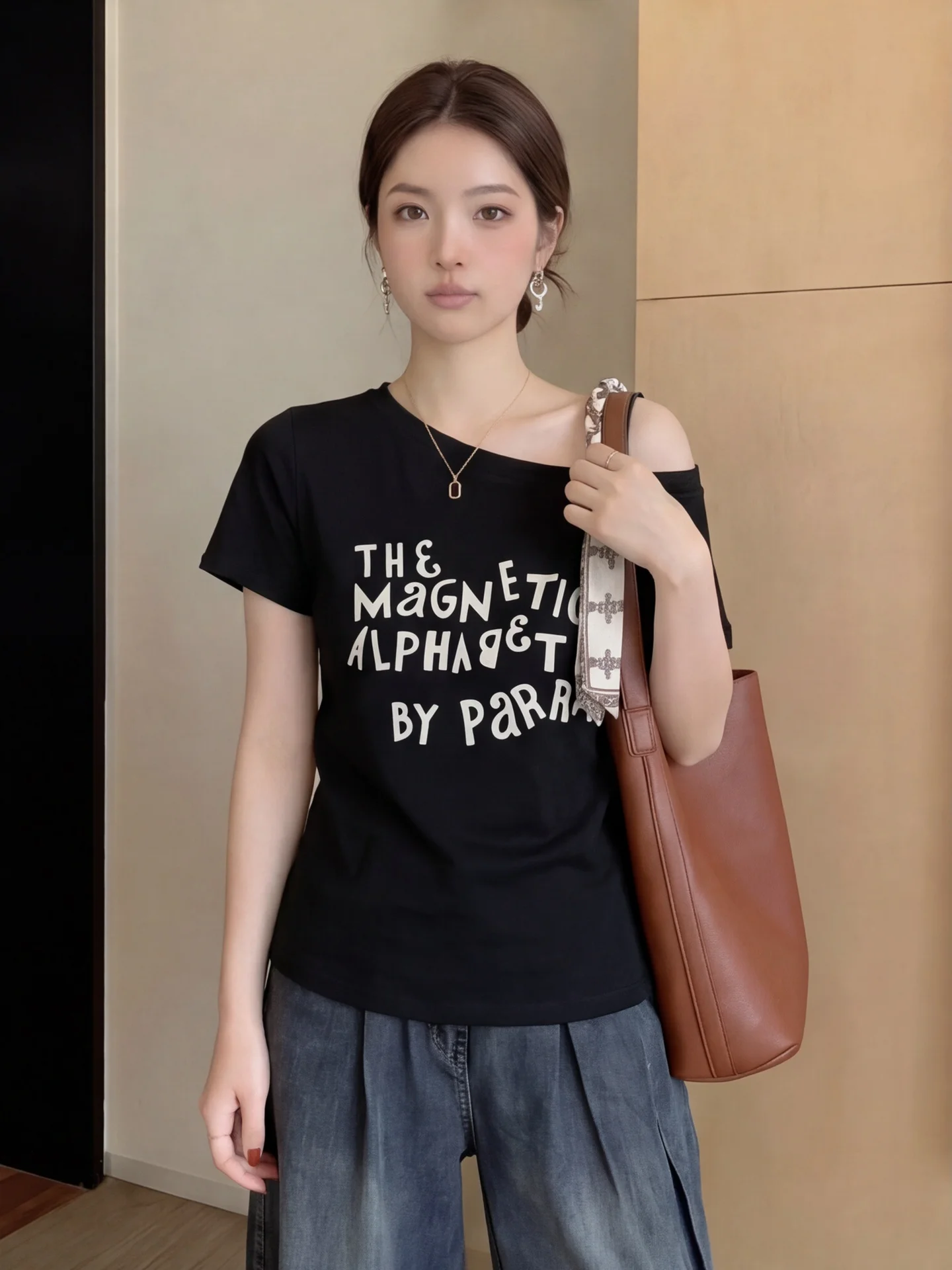 American Letter Print Short Sleeve T-Shirt Women Summer New Style Simple Match Slim Waist Belted Shoulder Print Silk Scarf
American Letter Print Short Sleeve T-Shirt Women Summer New Style Simple Match Slim Waist Belted Shoulder Print Silk Scarf