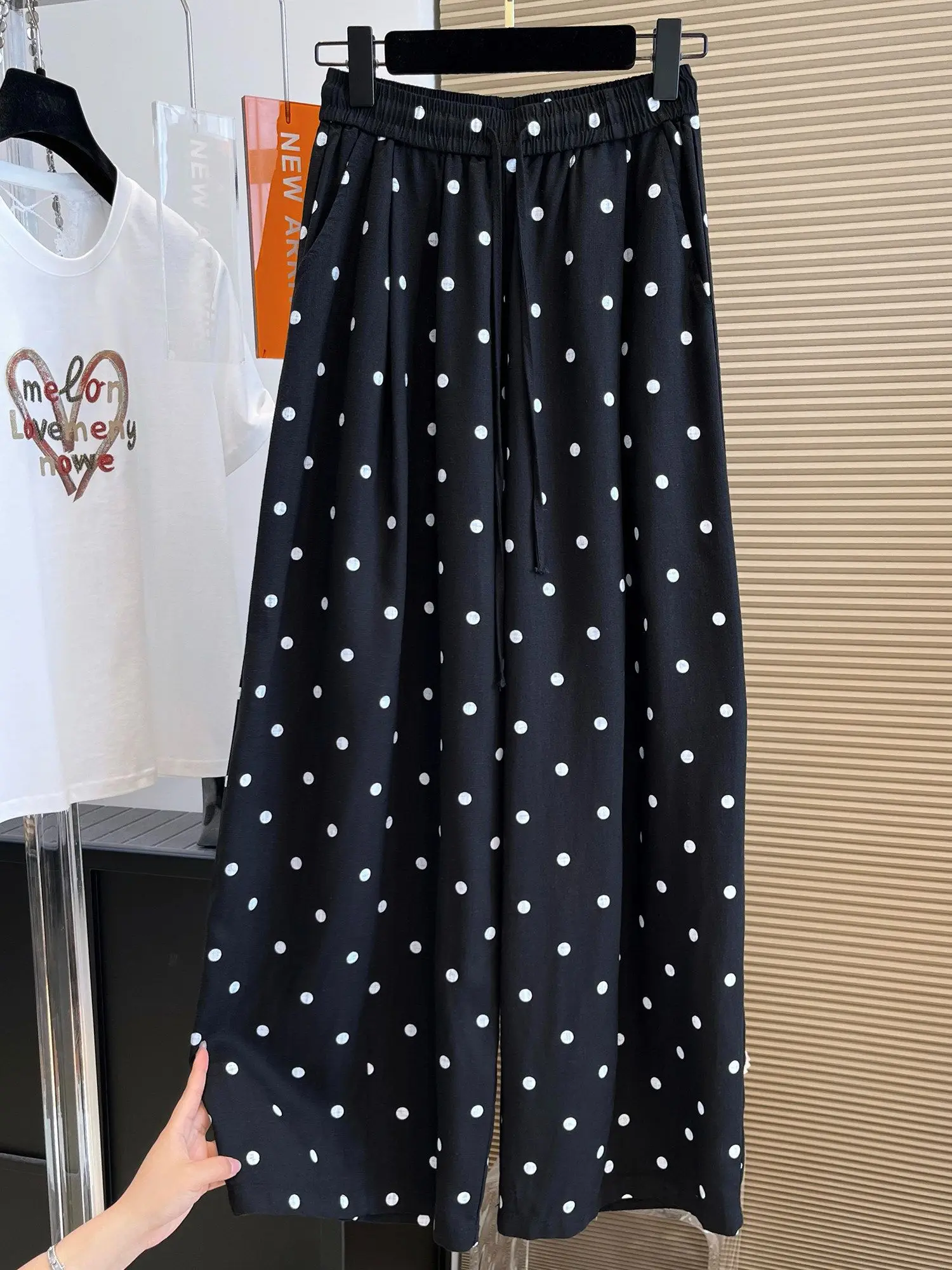 plus Size Polka Dot Wide Leg Pants High Waist Floor Length Thin Elastic Waist Slimming Summer Thin Women's Pants Straight Cut
plus Size Polka Dot Wide Leg Pants High Waist Floor Length Thin Elastic Waist Slimming Summer Thin Women's Pants Straight Cut