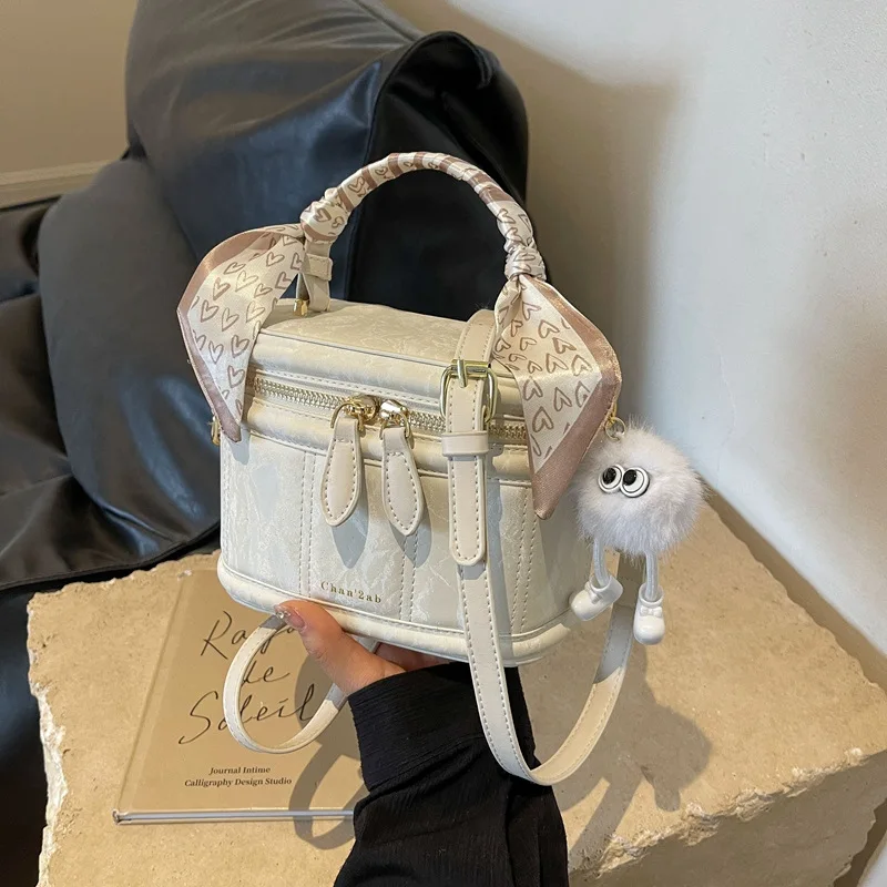 Small Niche Design Silk Scarf Handbag Women's Fashionable Temperament Versatile Single Shoulder Crossbody Bag
Small Niche Design Silk Scarf Handbag Women's Fashionable Temperament Versatile Single Shoulder Crossbody Bag