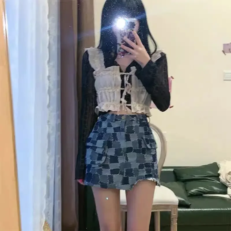 Женские джинсовые юбки на молнии Gyaru с высокой талией, короткая клетчатая женская джинсовая мини-юбка, сдержанная винтажная модная Корейская юбка Y2k с V-образным вырезом, 2024
Женские джинсовые юбки на молнии Gyaru с высокой талией, короткая клетчатая женская джинсовая мини-юбка, сдержанная винтажная модная Корейская юбка Y2k с V-образным вырезом, 2024