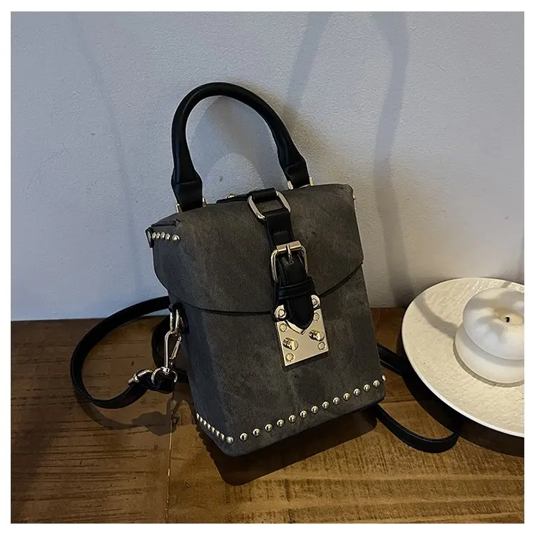 2026 New Designer-inspired Crocodile Embossed Vintage Box Bag, Luxury Top Handle Adjustable Shoulder Strap Crossbody Purse
2026 New Designer-inspired Crocodile Embossed Vintage Box Bag, Luxury Top Handle Adjustable Shoulder Strap Crossbody Purse