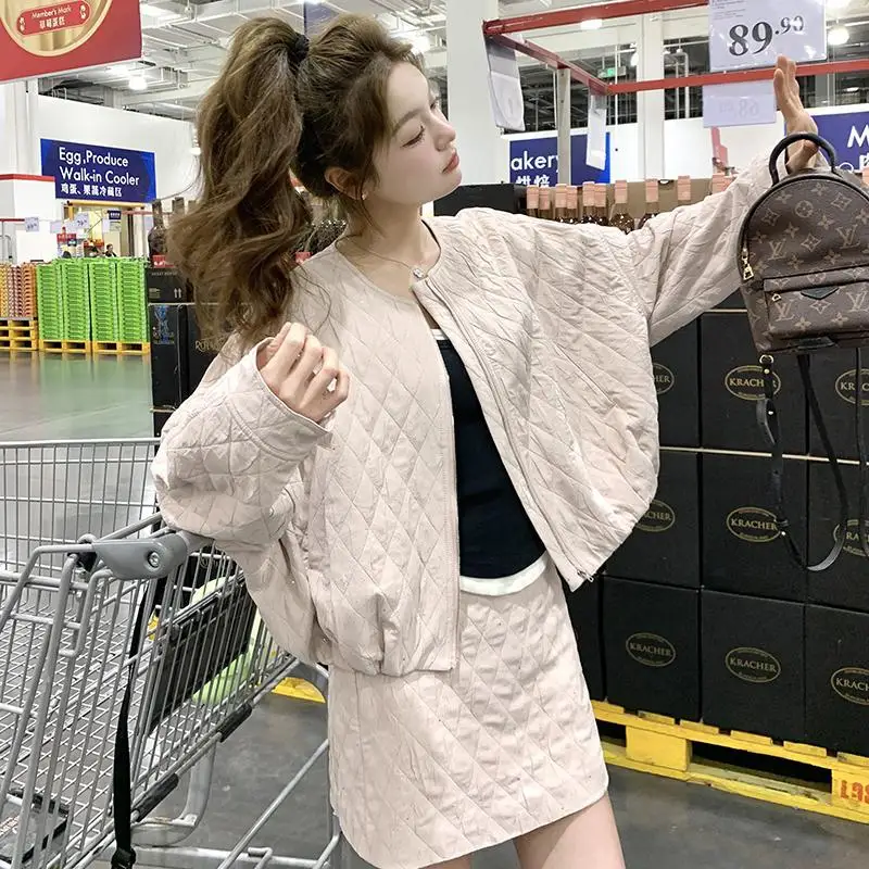 2025 Autumn new small fragrant style two piece set women round neck jacket+high waisted temperament casual short skirt
2025 Autumn new small fragrant style two piece set women round neck jacket+high waisted temperament casual short skirt