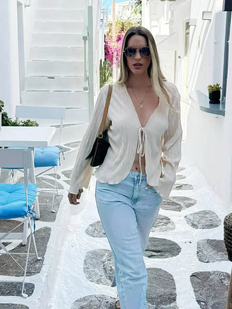Elegant Women White V-neck Lace Up Top Sexy Tie-front Flare Sleeve Hollow Out Crop Tops 2026 Summer Daily Street Vacation Shirts
Elegant Women White V-neck Lace Up Top Sexy Tie-front Flare Sleeve Hollow Out Crop Tops 2026 Summer Daily Street Vacation Shirts