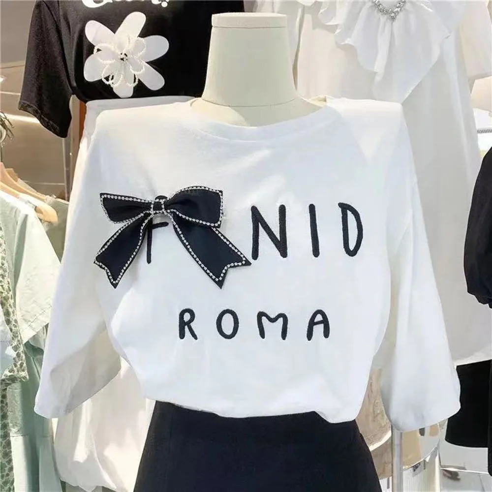 Rhinestone Bow Letter Print Short Sleeve T-shirt For Women's 2023Summer Korean Style Loose Tops Ladies Trend Oversize White Tees
Rhinestone Bow Letter Print Short Sleeve T-shirt For Women's 2023Summer Korean Style Loose Tops Ladies Trend Oversize White Tees