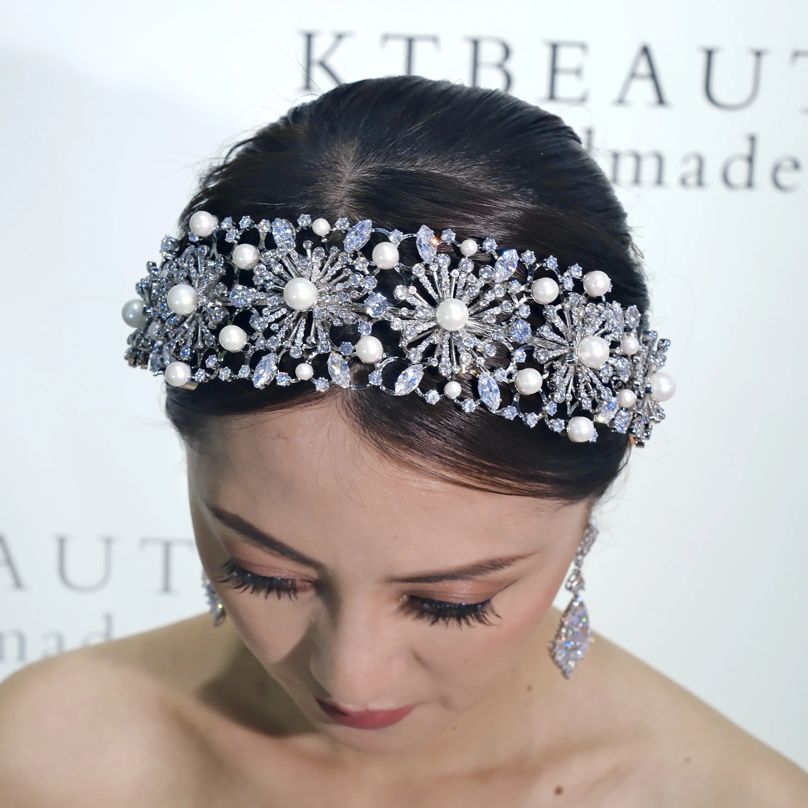 2024 KTBEAUTY New Cubic Zircon Flowers Preals Headband Silver Flexible Bridal Headpiece
2024 KTBEAUTY New Cubic Zircon Flowers Preals Headband Silver Flexible Bridal Headpiece