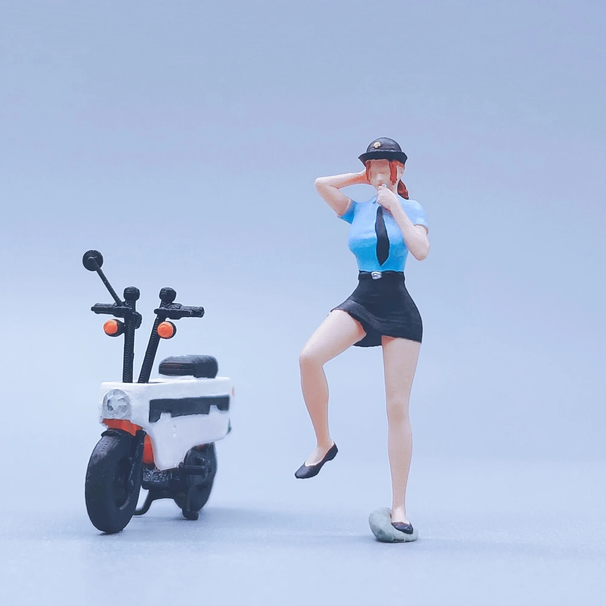 AoWu WT 1/64 Figurines Scale Model Whistling Woman Moto Miniatures Diorama Collection
AoWu WT 1/64 Figurines Scale Model Whistling Woman Moto Miniatures Diorama Collection
