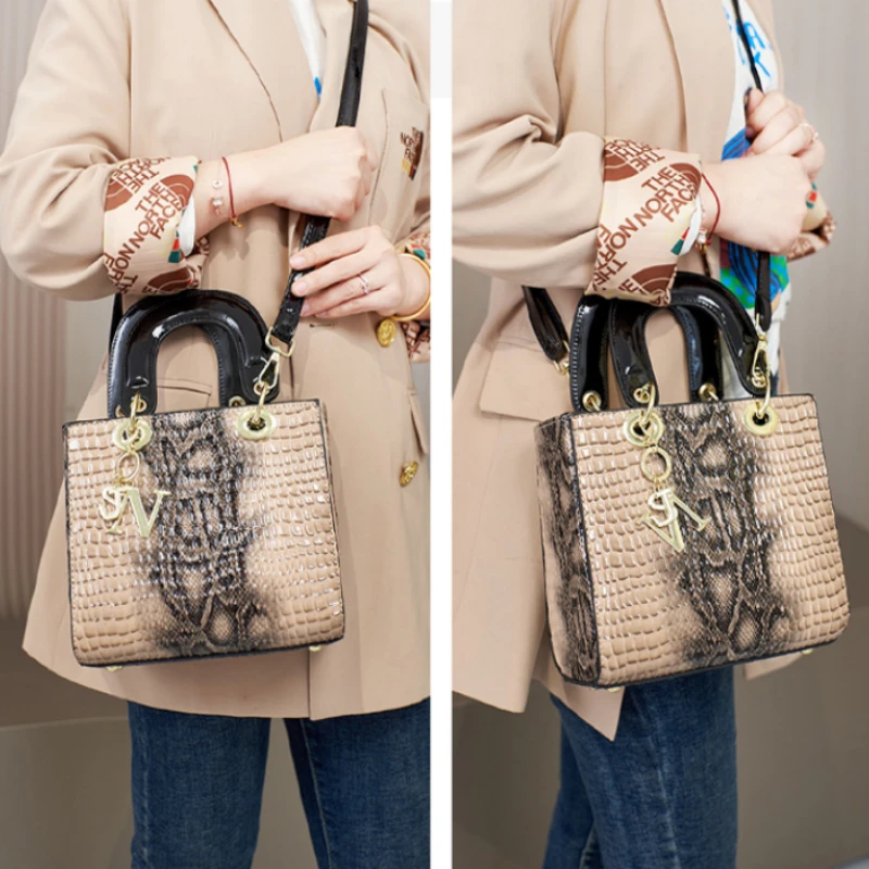 Luxury Brand Designer Women's Handbag Fashionable Casual Shoulder Bag Classic Retro Crossbody Bag Commuting Small Square Bag
Luxury Brand Designer Women's Handbag Fashionable Casual Shoulder Bag Classic Retro Crossbody Bag Commuting Small Square Bag