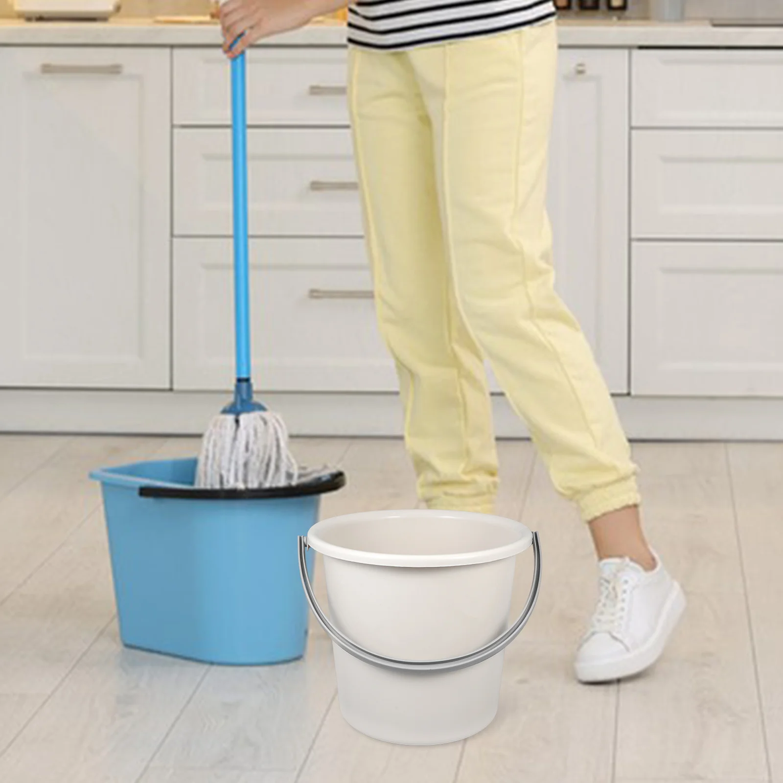 1Set Plastic Bucket with Handle Water Storage Bucket Large Capacity Bath Laundry Multi-Purpose Sturdy Water Container
1Set Plastic Bucket with Handle Water Storage Bucket Large Capacity Bath Laundry Multi-Purpose Sturdy Water Container