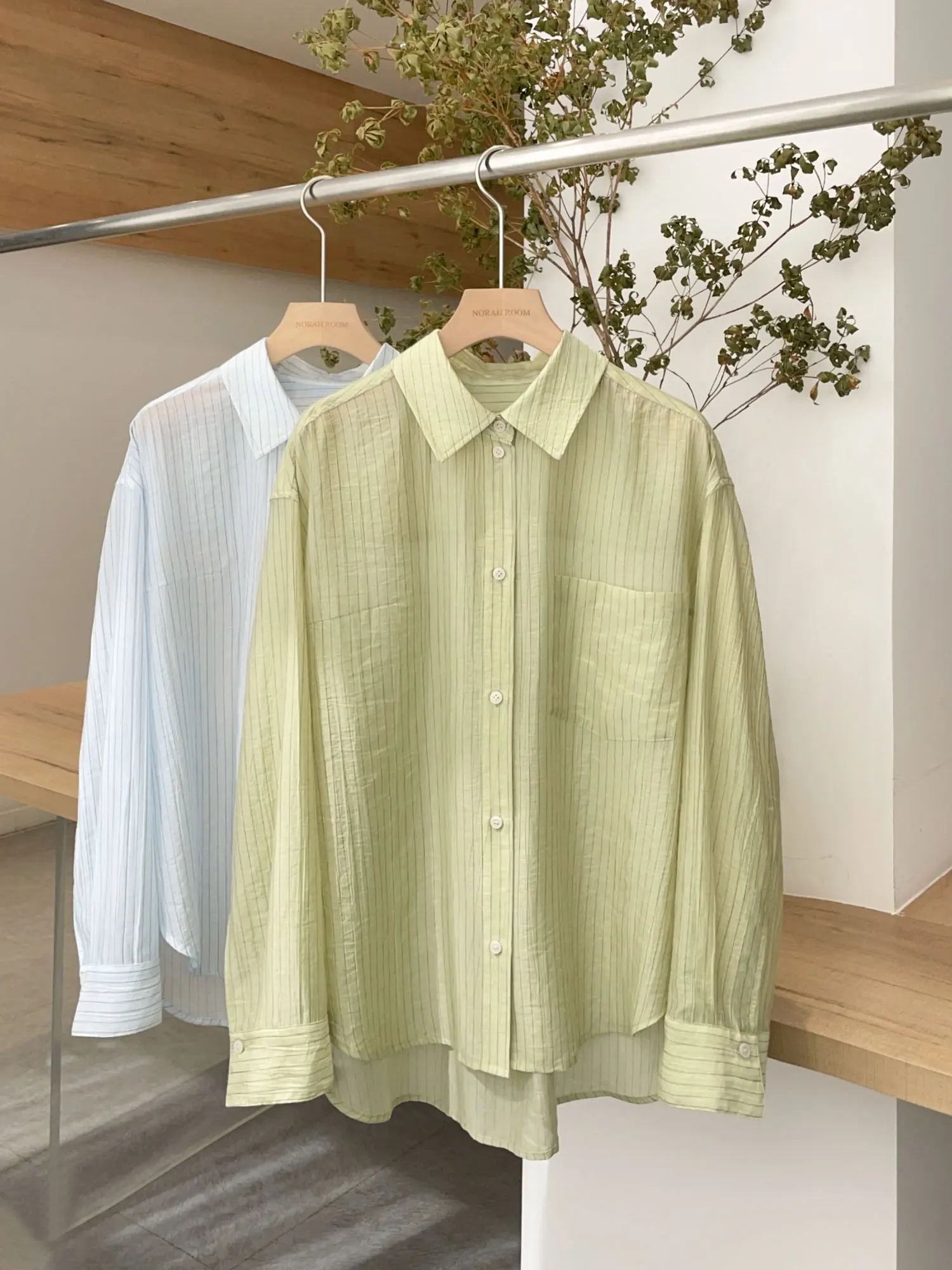 Noxiao La Authentic Spring 2026 New Loose Lightweight Sun Protection Silk Shirt Brand V Home Stripe Casual Style Women's Shirt
Noxiao La Authentic Spring 2026 New Loose Lightweight Sun Protection Silk Shirt Brand V Home Stripe Casual Style Women's Shirt