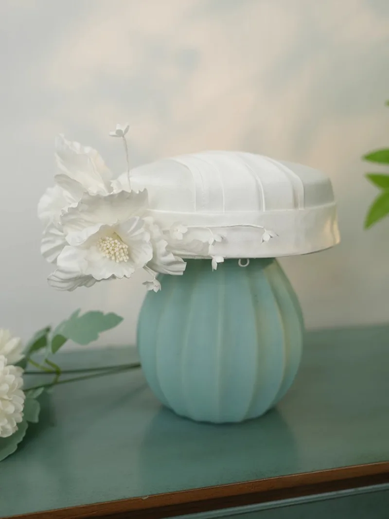 White French Retro Elegant Bride Romantic Flower Top Hat Styling Satin Headdress Accessories
White French Retro Elegant Bride Romantic Flower Top Hat Styling Satin Headdress Accessories