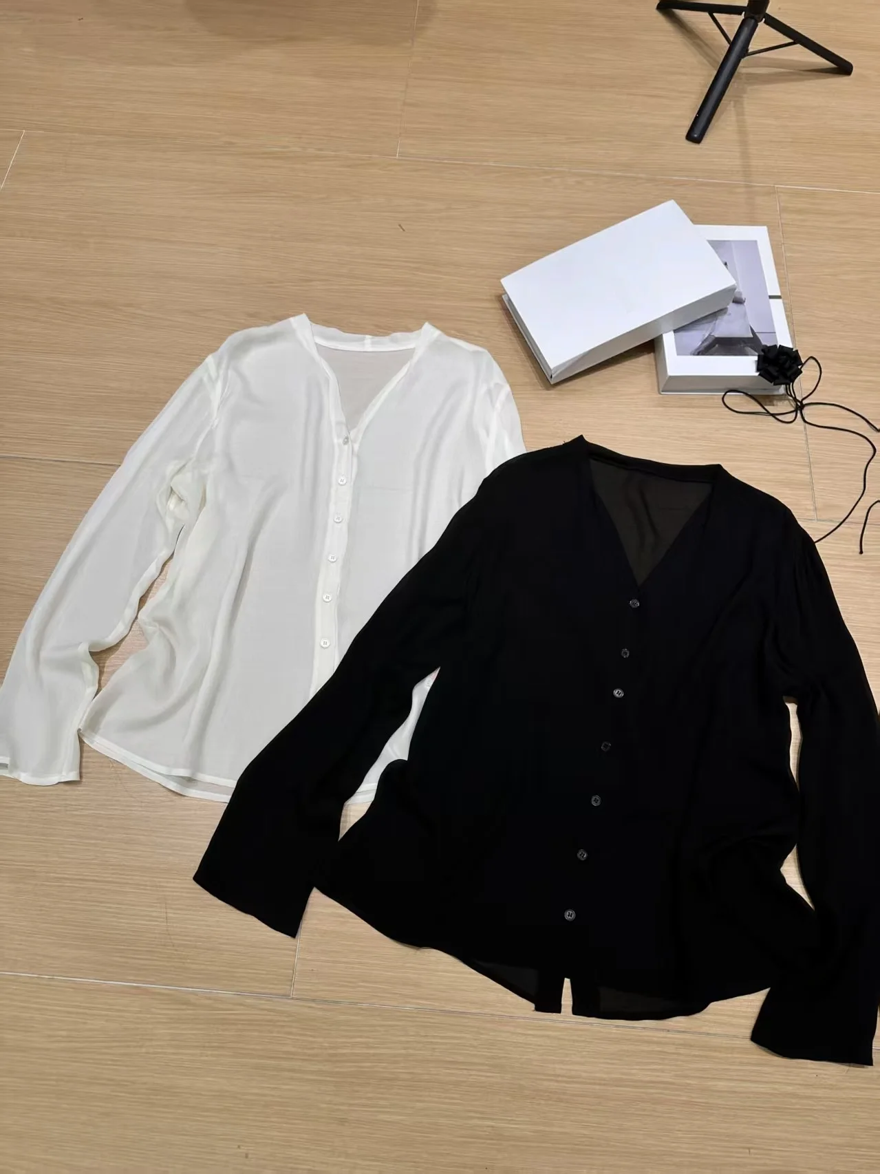 Summer 2026 Women's Loose Long Sleeve Shirt Button V-Neck Transparent Commute Simple Style Fashion Top Casual Elegant
Summer 2026 Women's Loose Long Sleeve Shirt Button V-Neck Transparent Commute Simple Style Fashion Top Casual Elegant