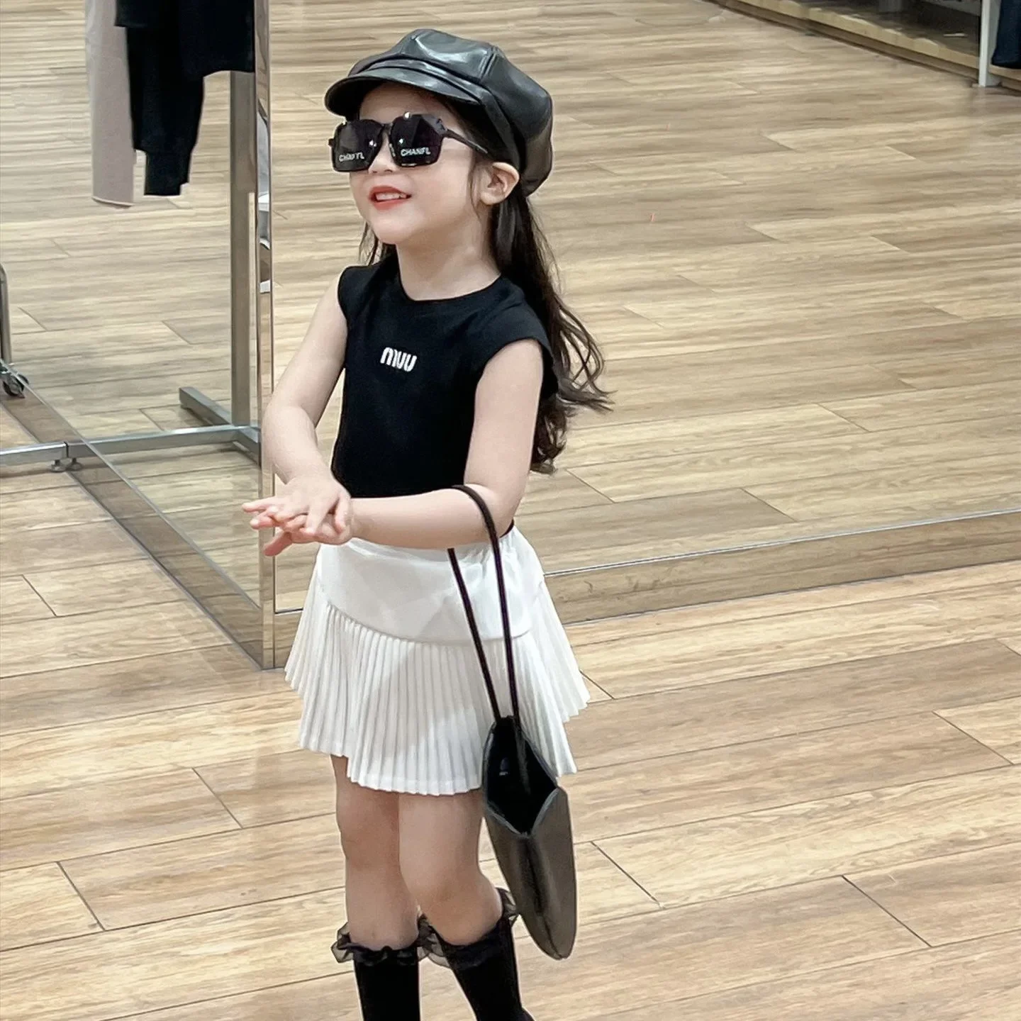 T-Shirts Summer Korean Childrens Clothing New Girls Short Vest Pleated Skirt Round Collar Simple Fashion 2024 Sleeveless
T-Shirts Summer Korean Childrens Clothing New Girls Short Vest Pleated Skirt Round Collar Simple Fashion 2024 Sleeveless