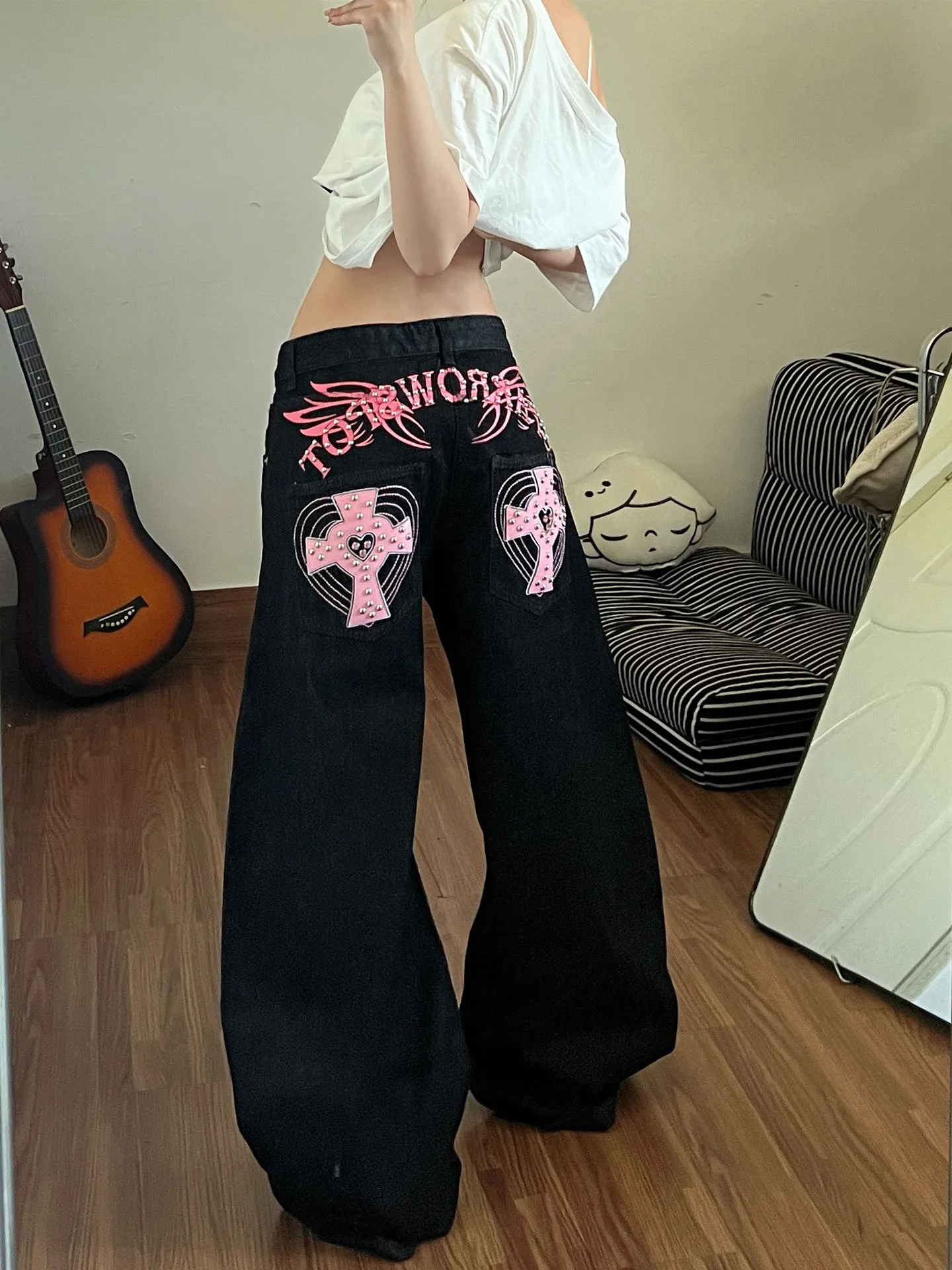 Retro American Color Block Letter Wide Leg Jeans Women's Low Waist Cross Straight Tube Spring New Style Casual Comfortable
Retro American Color Block Letter Wide Leg Jeans Women's Low Waist Cross Straight Tube Spring New Style Casual Comfortable