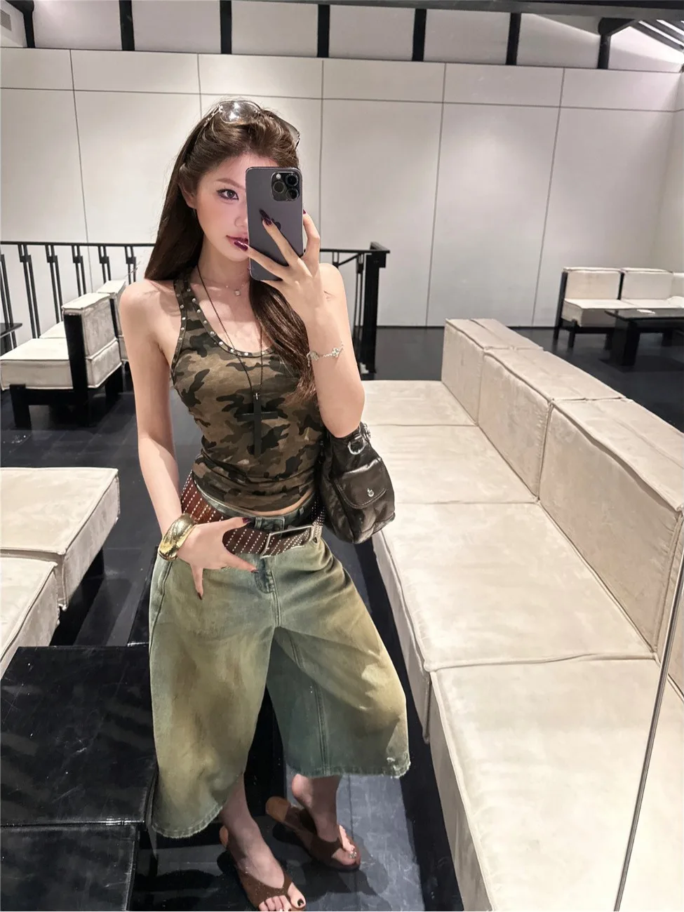 Metal Rivet Camouflage Strap Vest Short Top Loose American Style Jeans Set for Young Women High Waist Destroyed Wash Denim
Metal Rivet Camouflage Strap Vest Short Top Loose American Style Jeans Set for Young Women High Waist Destroyed Wash Denim