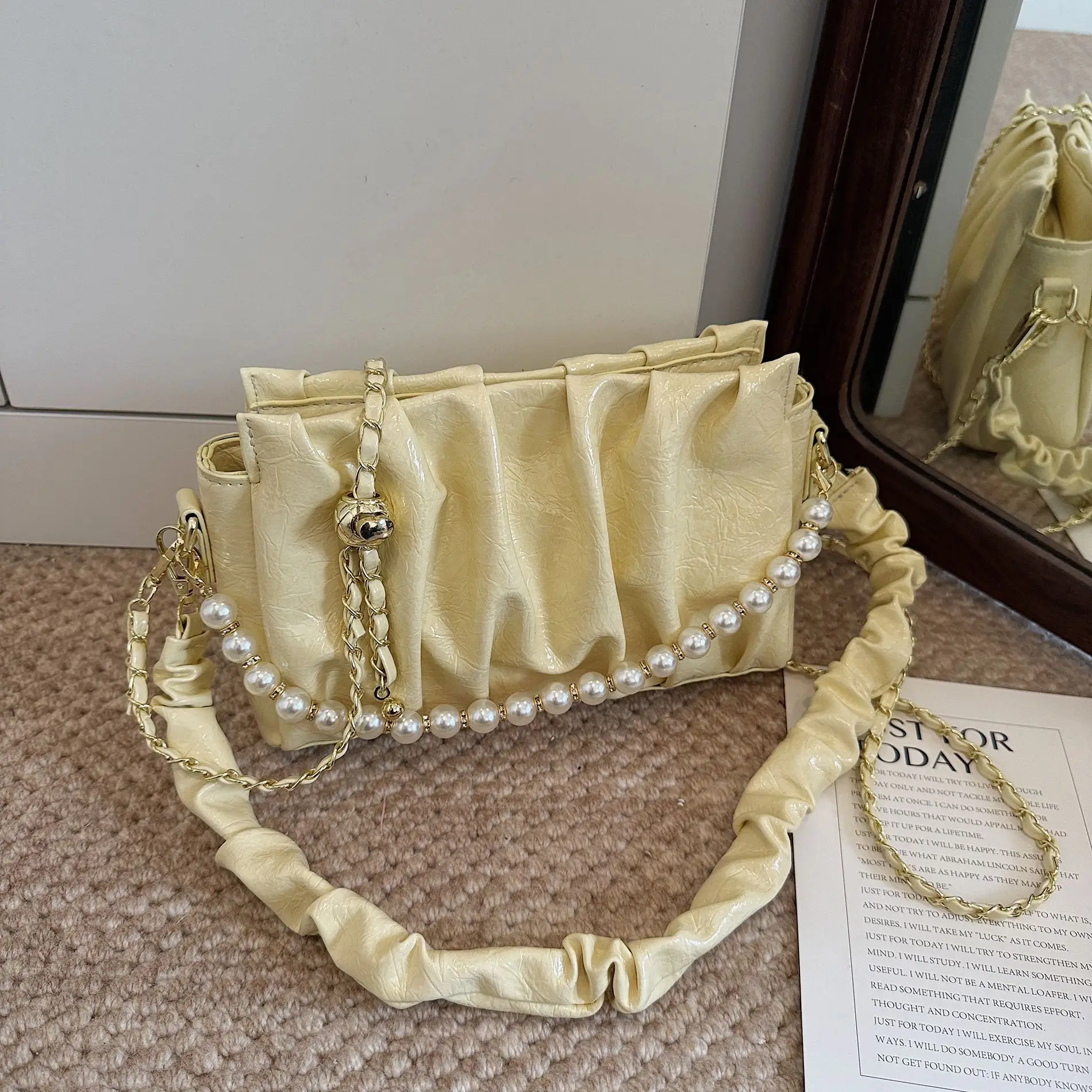 SS 2025 Women's Crinkle Cloud Bag Niche Luxury Chain Crossbody Underarm Purse Chic Must-have
SS 2025 Women's Crinkle Cloud Bag Niche Luxury Chain Crossbody Underarm Purse Chic Must-have
