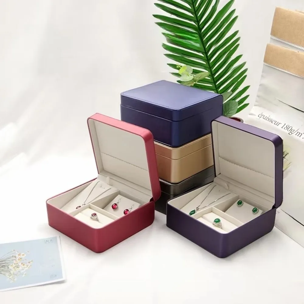 Large Capacity Sle Jewelry Storage Box Flip Up PU Jewelry Displasy Box Multi-Function European Style Jewelry Set Box
Large Capacity Sle Jewelry Storage Box Flip Up PU Jewelry Displasy Box Multi-Function European Style Jewelry Set Box
