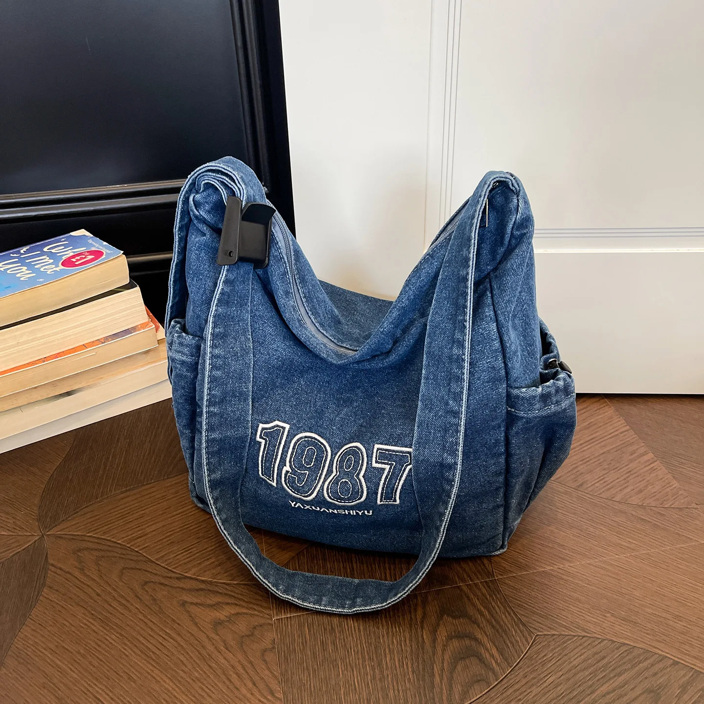 Vintage Embroidery Letter Denim Shoulder Bags for Women Large Capacity Ladies Crossbody Bag Simple Trendy Female Handbag Tote
Vintage Embroidery Letter Denim Shoulder Bags for Women Large Capacity Ladies Crossbody Bag Simple Trendy Female Handbag Tote