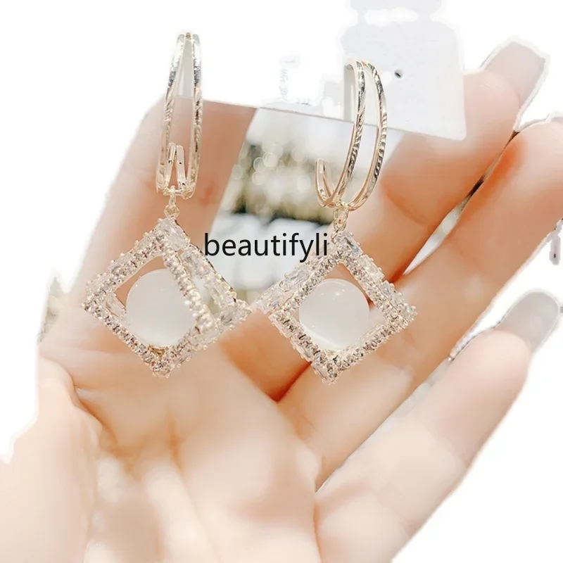 Earrings for women's autumn and winter new models light luxury niche design sterling silver earrings round face
Earrings for women's autumn and winter new models light luxury niche design sterling silver earrings round face