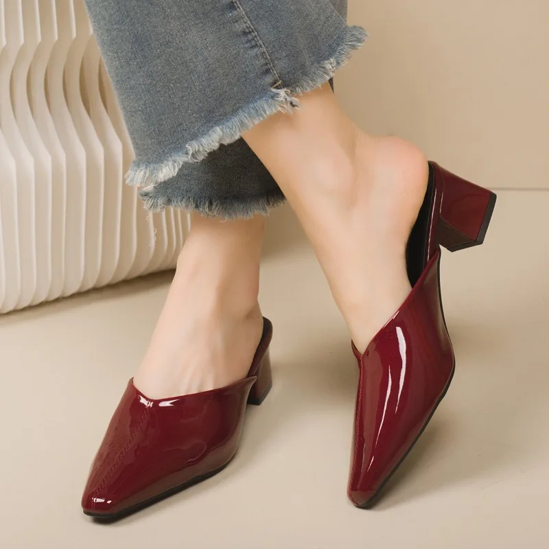 Женские тапочки Baotou Half-drag весной и осенью 2025г.
Женские тапочки Baotou Half-drag весной и осенью 2025г.