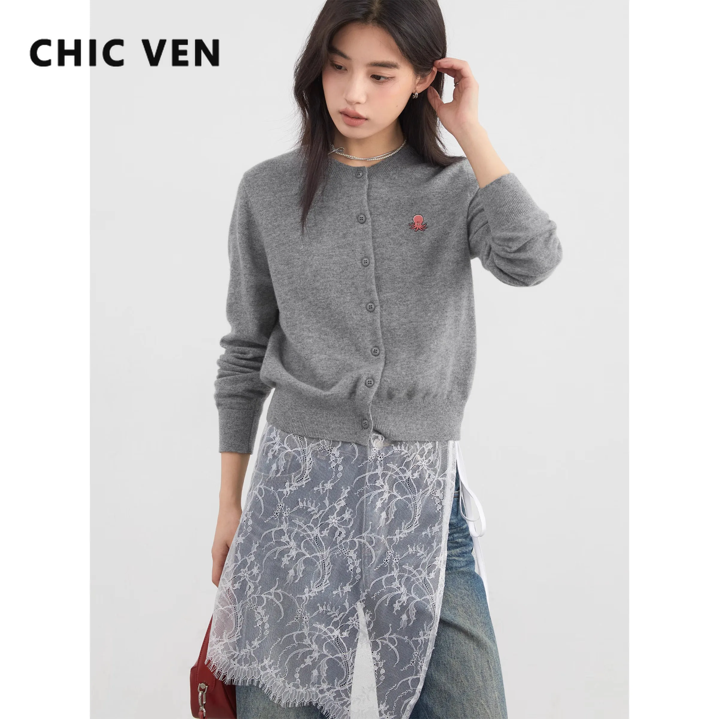 Женский кардиган CHIC VEN, свободный повседневный разноцветный дополнительный мягкий вязаный свитер с круглым вырезом и мультяшной вышивкой, весна-осень 2025
Женский кардиган CHIC VEN, свободный повседневный разноцветный дополнительный мягкий вязаный свитер с круглым вырезом и мультяшной вышивкой, весна-осень 2025