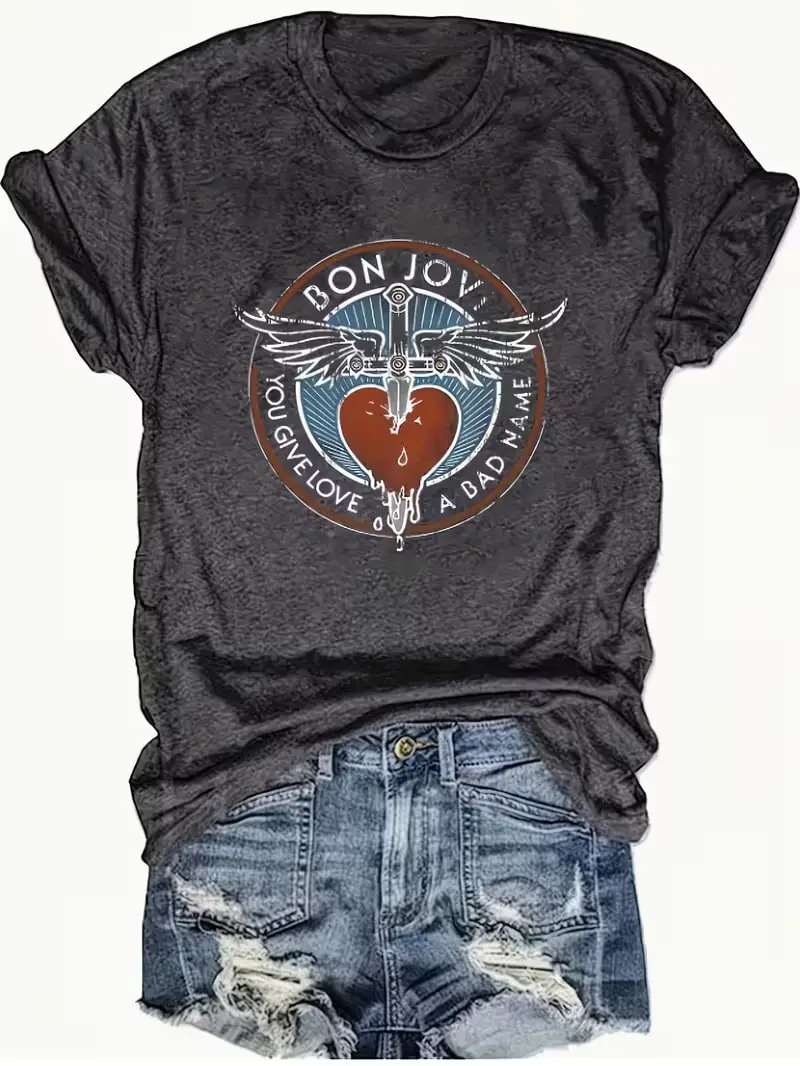 Женская футболка больших размеров с коротким рукавом и логотипом Bon Jovi Heart Sword Wings, удобная и универсальная модель для повседневной носки, летний стиль.
Женская футболка больших размеров с коротким рукавом и логотипом Bon Jovi Heart Sword Wings, удобная и универсальная модель для повседневной носки, летний стиль.