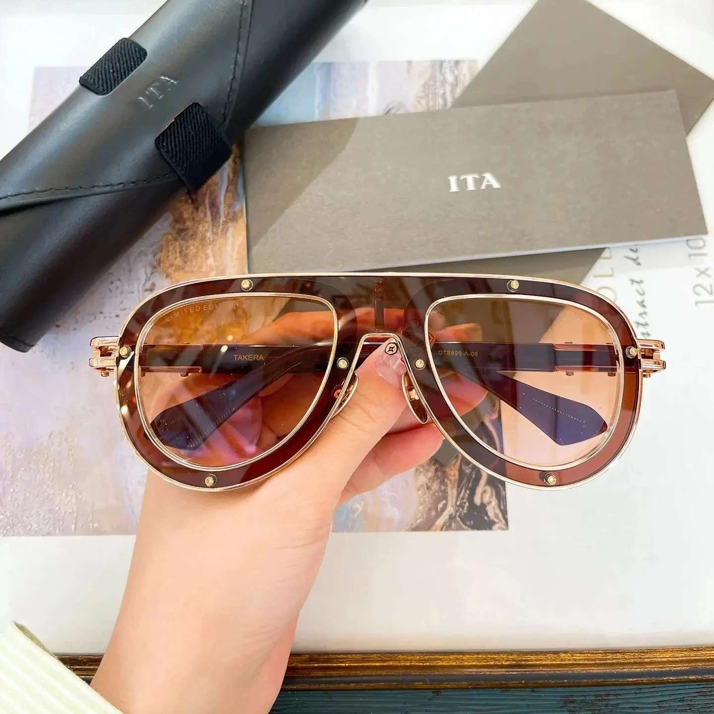 Original ADITA TAKERA DTS699 LIMITED EDITION UV400 Gradient Men Sunglasses Top Quality Fashion Oversized Women Couple Eyewear
Original ADITA TAKERA DTS699 LIMITED EDITION UV400 Gradient Men Sunglasses Top Quality Fashion Oversized Women Couple Eyewear