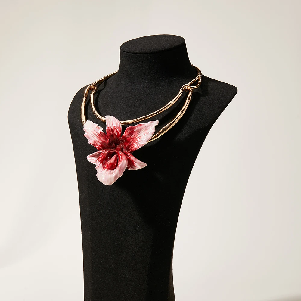 Luxurious Gorgeous Gold Zinc Alloy Choker Necklace with Large Flower Pendant Perfect for Special Events and Glamorous Looks
Luxurious Gorgeous Gold Zinc Alloy Choker Necklace with Large Flower Pendant Perfect for Special Events and Glamorous Looks