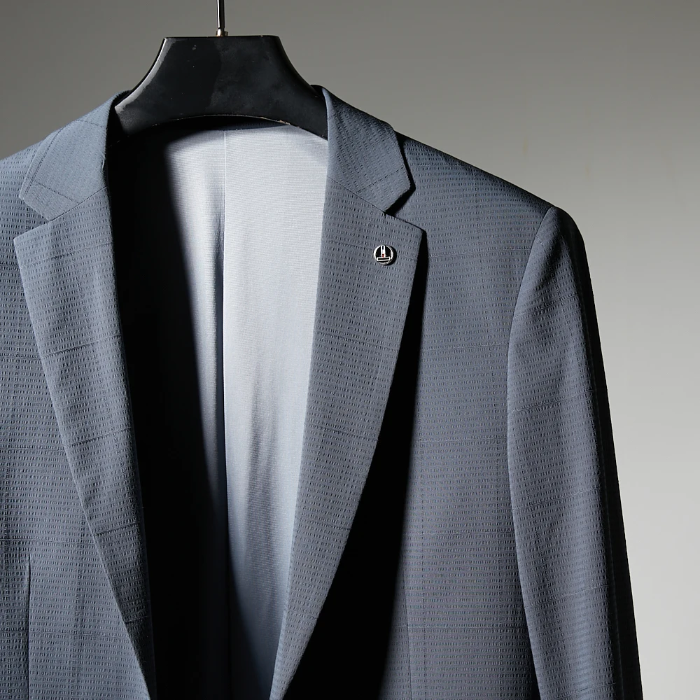 Мужской повседневный костюм Ele Busin из специальной ткани с фактурным плетением, весенняя коллекция, на двух пуговицах, однобортный, с длинными рукавами, стандартный крой.
Мужской повседневный костюм Ele Busin из специальной ткани с фактурным плетением, весенняя коллекция, на двух пуговицах, однобортный, с длинными рукавами, стандартный крой.