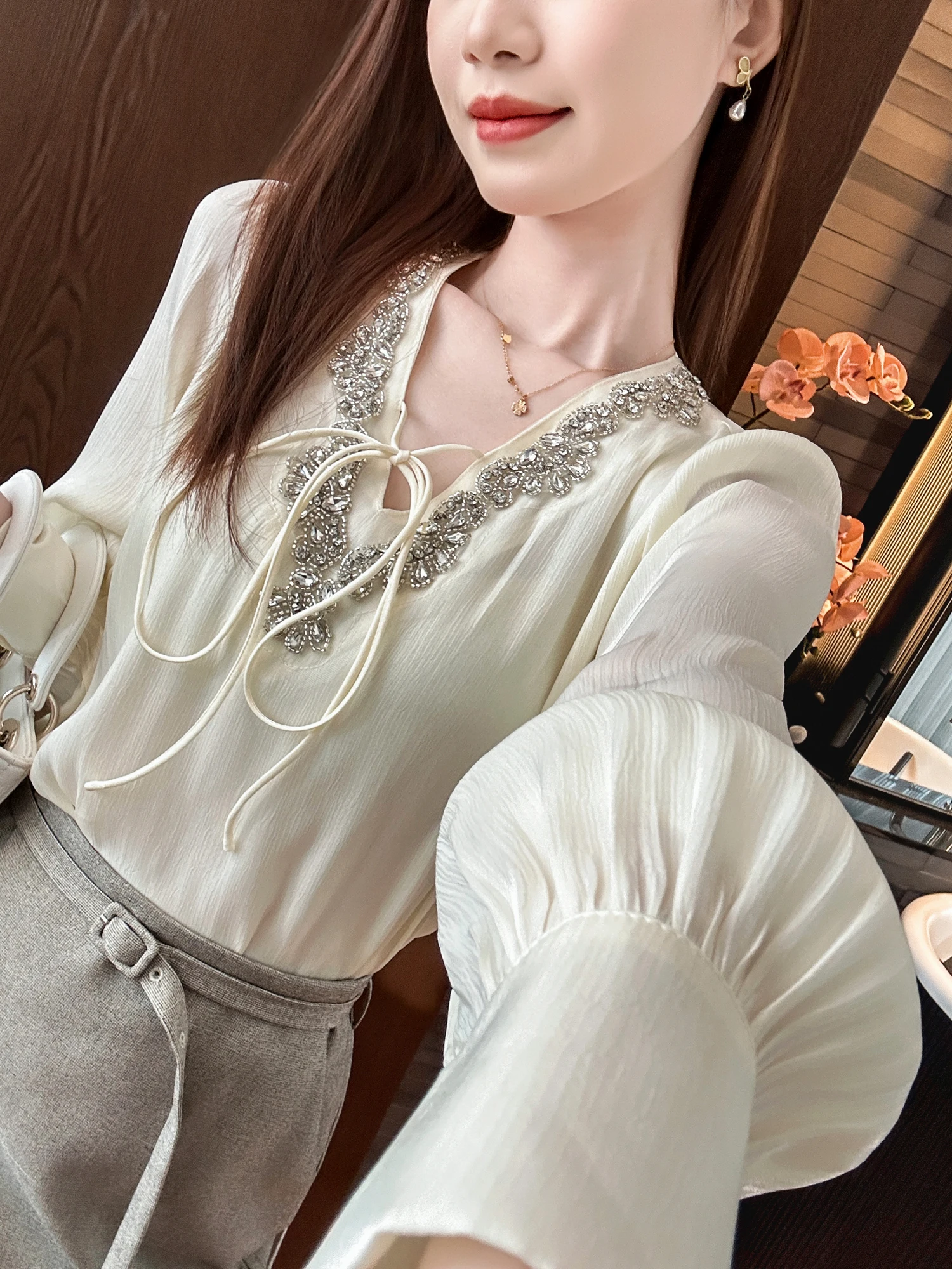 Женская модная весенняя блузка с V-образным вырезом, против морщин, с длинными рукавами-фонариками, удобная, для офиса и повседневной носки
Женская модная весенняя блузка с V-образным вырезом, против морщин, с длинными рукавами-фонариками, удобная, для офиса и повседневной носки