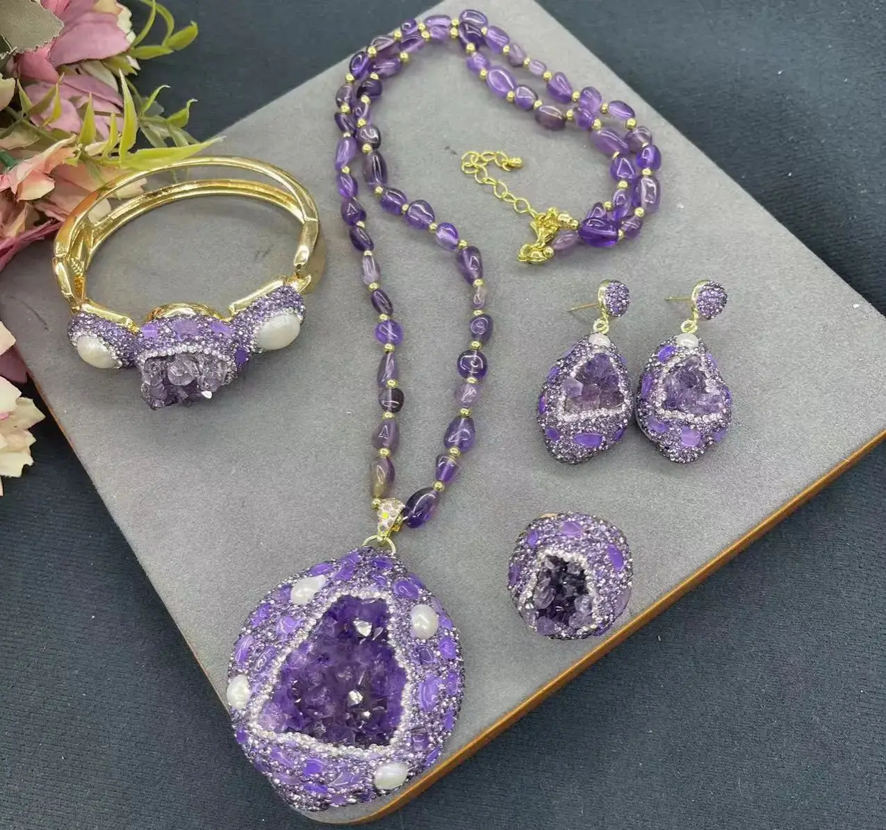 New natural Uruguayan amethyst rough stone set with Baroque pearls four-piece fashionable and trendy jewelry set for women
New natural Uruguayan amethyst rough stone set with Baroque pearls four-piece fashionable and trendy jewelry set for women