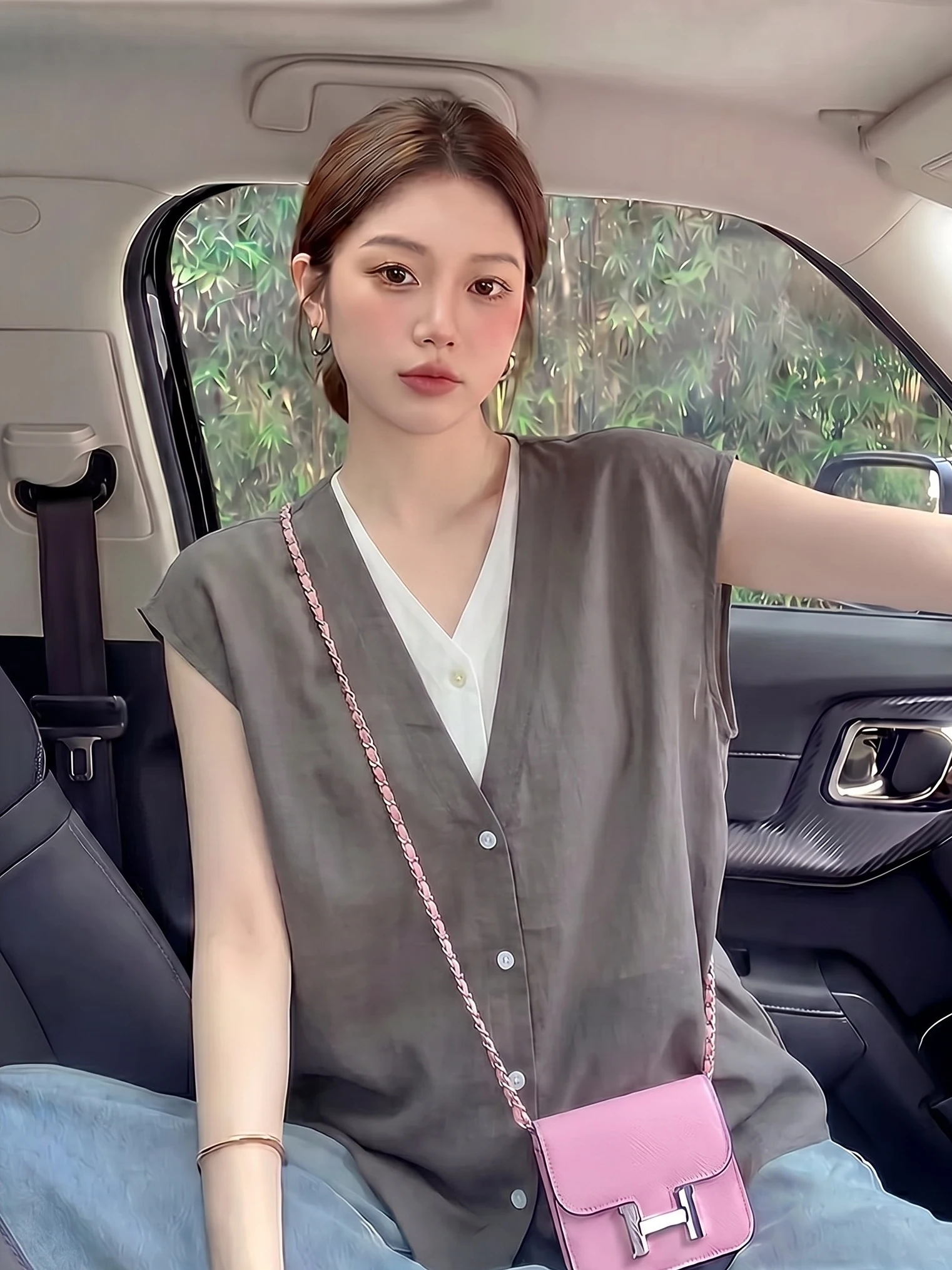 Elegant V-Neck Short-Sleeve Shirt Women's plus Size Fashion Korean Style Commute Wind Loose Fit Fake Two-Piece Summer New Arr...
Elegant V-Neck Short-Sleeve Shirt Women's plus Size Fashion Korean Style Commute Wind Loose Fit Fake Two-Piece Summer New Arr...