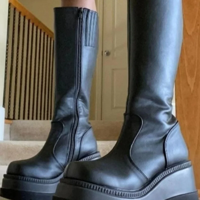 Модные хит продаж, элегантные рыцарские сапоги до колена на толстой подошве, новые зимние удобные женские сапоги на танкетке с круглым носком
Модные хит продаж, элегантные рыцарские сапоги до колена на толстой подошве, новые зимние удобные женские сапоги на танкетке с круглым носком