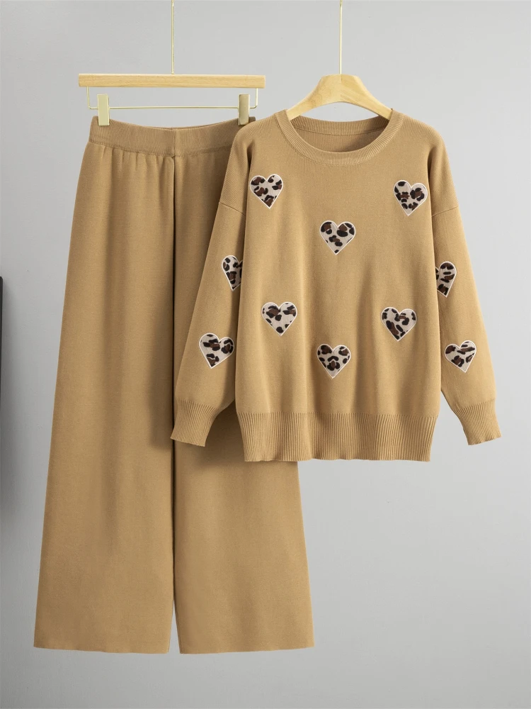 Women Heart Print Long Sleeve Sweater Tops High Waist Wide Leg Pants Outfit New Korean Design Knitted 2 Piece Sets
Women Heart Print Long Sleeve Sweater Tops High Waist Wide Leg Pants Outfit New Korean Design Knitted 2 Piece Sets