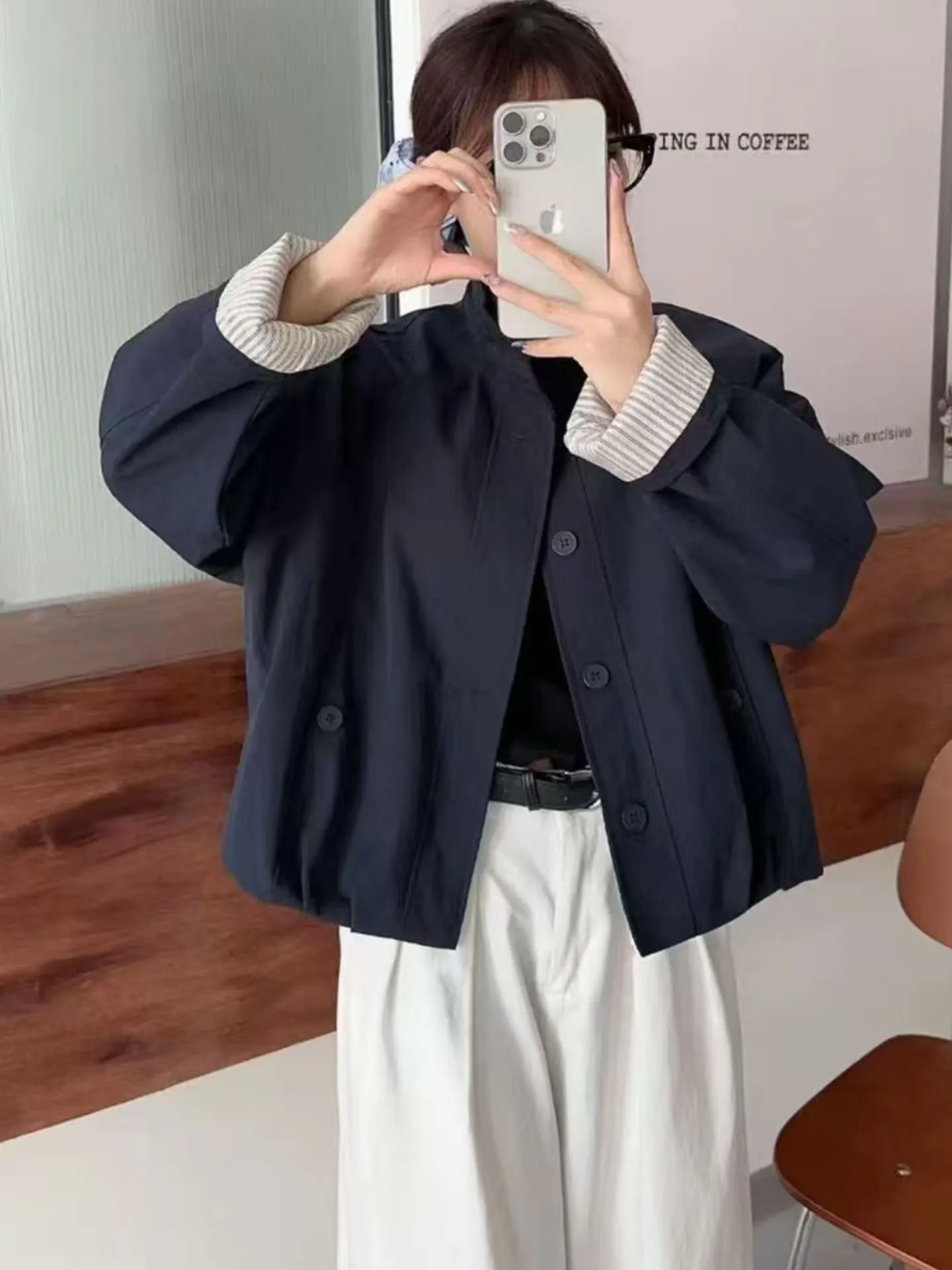 Ретро-куртка в корейском стиле, свободного кроя, повседневная, женская, осенняя, новая, синяя, с отложным воротником, на пуговицах, длинная, верхняя одежда
Ретро-куртка в корейском стиле, свободного кроя, повседневная, женская, осенняя, новая, синяя, с отложным воротником, на пуговицах, длинная, верхняя одежда