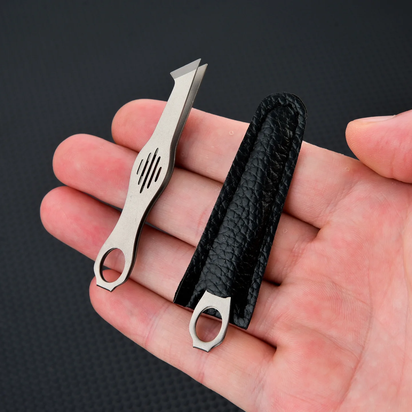 Titanium alloy mini tweezers clip, pointed eyebrow clip, portable keychain, portable outdoor EDC small tool
Titanium alloy mini tweezers clip, pointed eyebrow clip, portable keychain, portable outdoor EDC small tool
