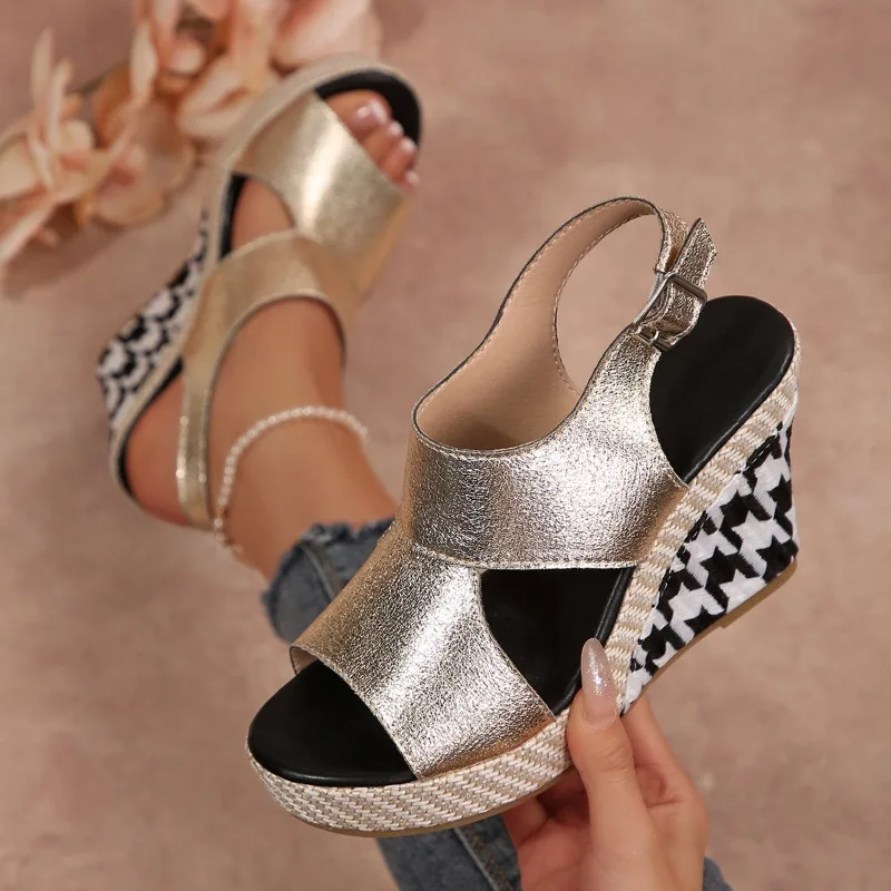 Summer New Women Sandals Fashionable Height-increasing and Wear-resistant Fish-mouth Shoes Thick-soled Women Wedges Sandals
Summer New Women Sandals Fashionable Height-increasing and Wear-resistant Fish-mouth Shoes Thick-soled Women Wedges Sandals