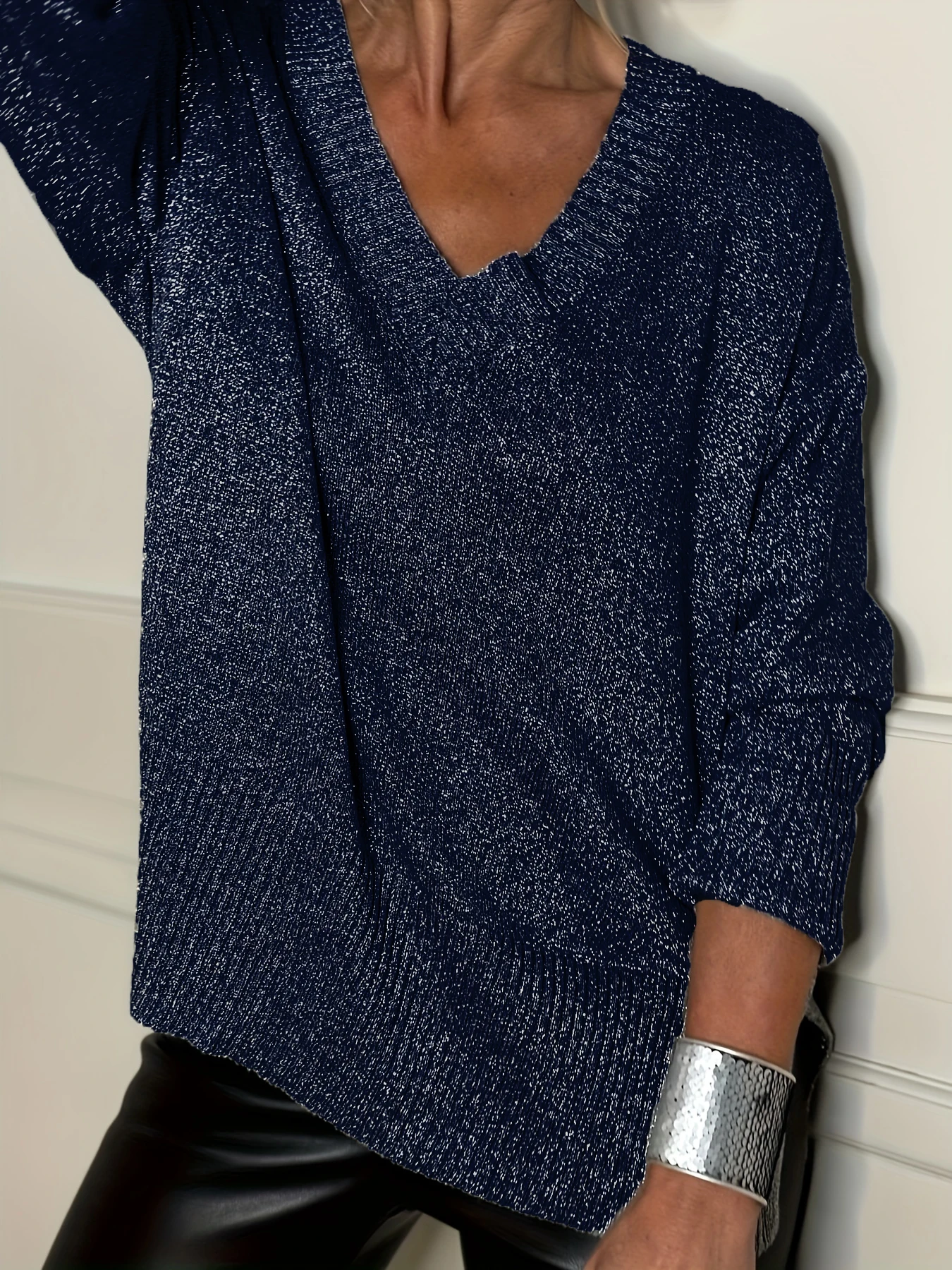 Женский темно-синий вязаный топ с V-образным вырезом и длинными рукавами, стильный дизайн, повседневный, но элегантный пуловер, подходит для вечеринок.
Женский темно-синий вязаный топ с V-образным вырезом и длинными рукавами, стильный дизайн, повседневный, но элегантный пуловер, подходит для вечеринок.