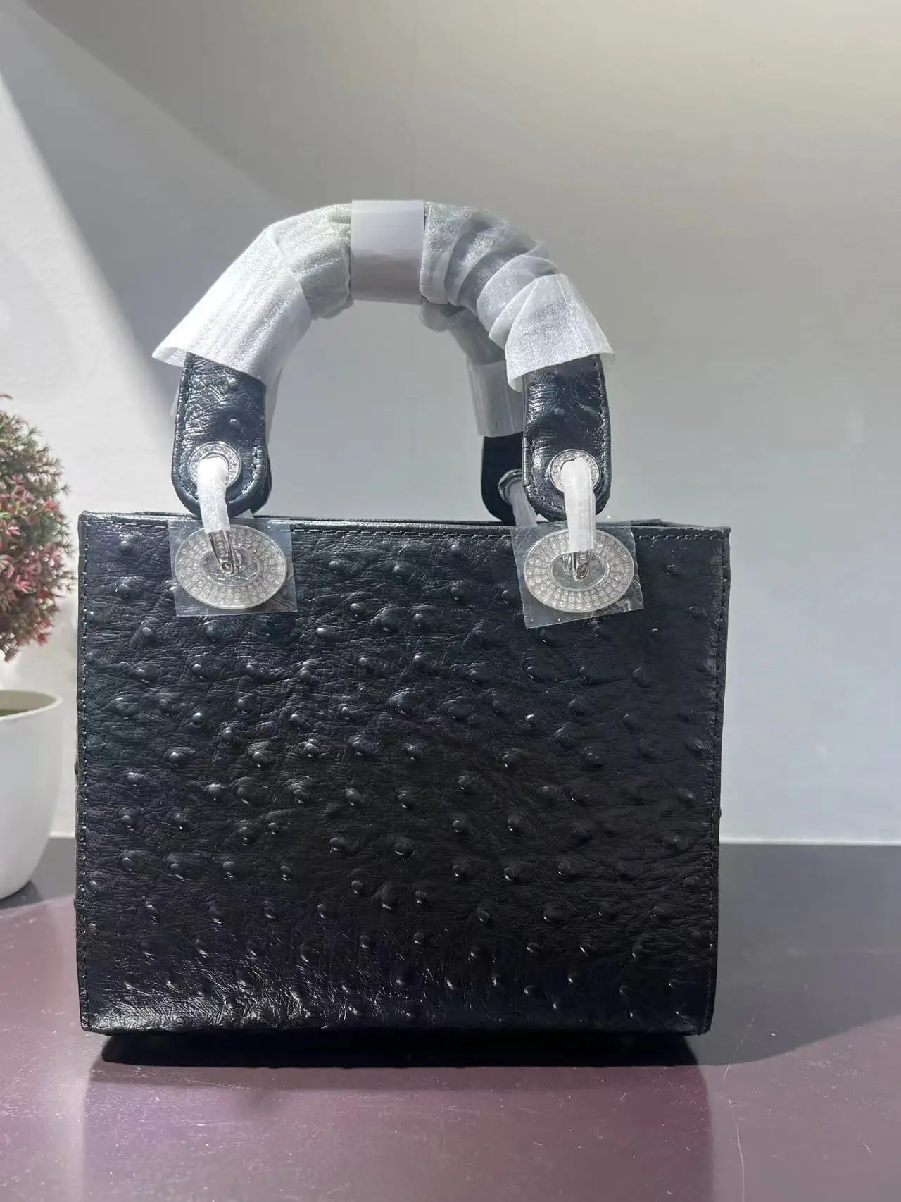 Princess Diana Bag 3 boxes 4 boxes head layer cowhide pressed ostrich pattern luxury diamond buckle single shoulder crossbody ha
Princess Diana Bag 3 boxes 4 boxes head layer cowhide pressed ostrich pattern luxury diamond buckle single shoulder crossbody ha