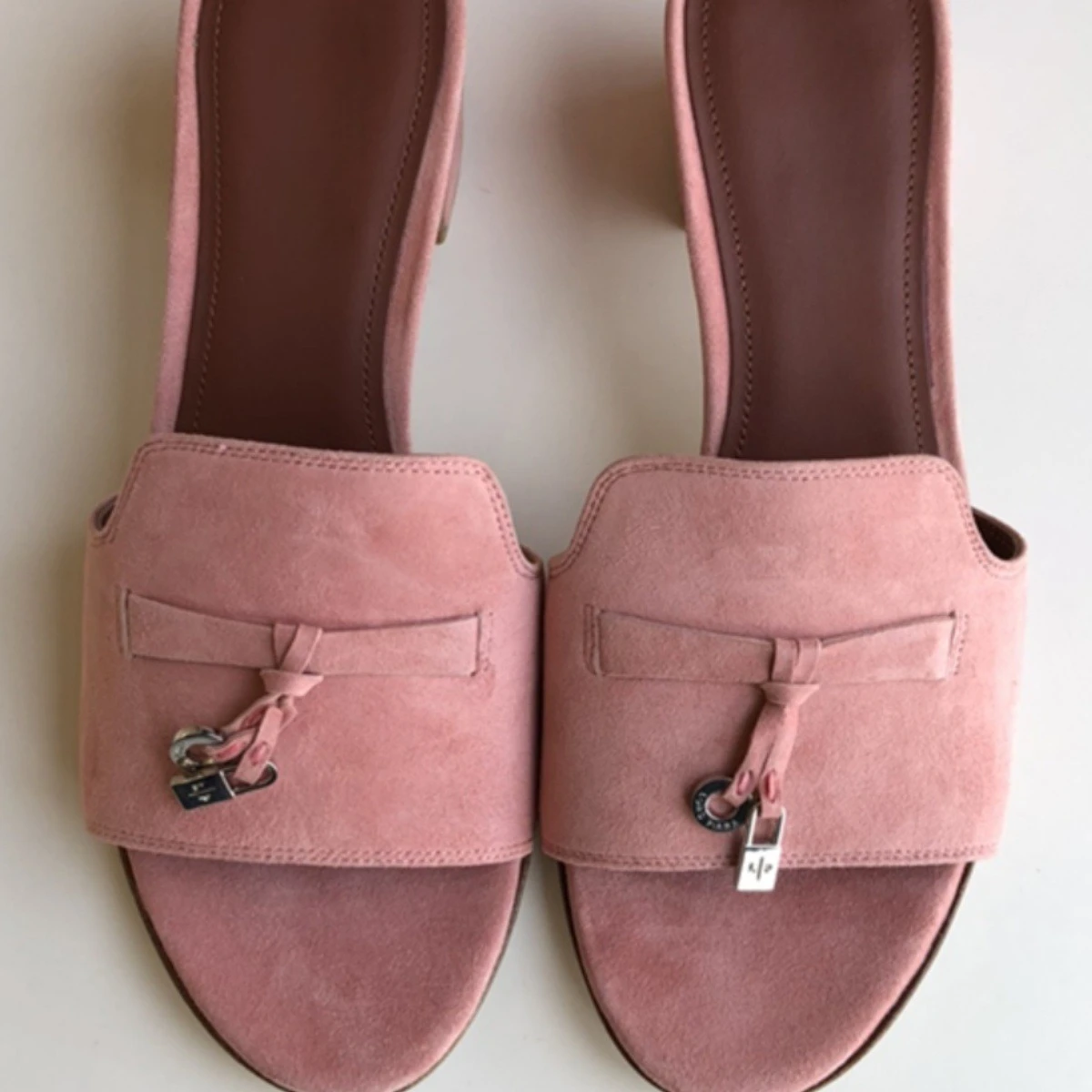 Retro Classic Tassel Metal Buckle Slip-On Open-Toe Flat Heel Women's Mules Casual Breathable Comfortable Rubber Bottom Sandals
Retro Classic Tassel Metal Buckle Slip-On Open-Toe Flat Heel Women's Mules Casual Breathable Comfortable Rubber Bottom Sandals