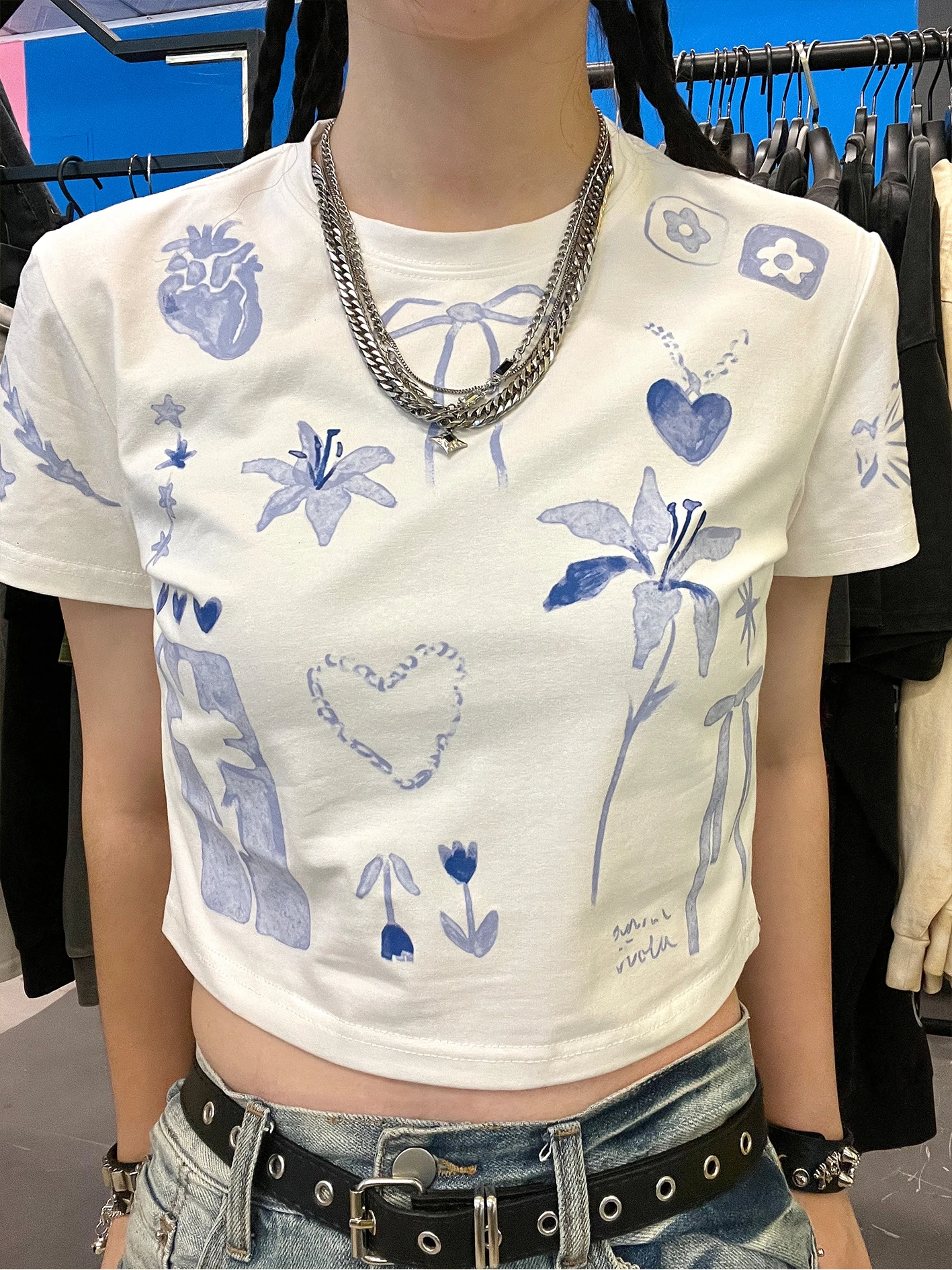 Blue Floral Tie Dye Y2K Half Sleeve Top Recommended by Studio Manager Wang Youbing Fashionable Belly Button Baring Trend
Blue Floral Tie Dye Y2K Half Sleeve Top Recommended by Studio Manager Wang Youbing Fashionable Belly Button Baring Trend