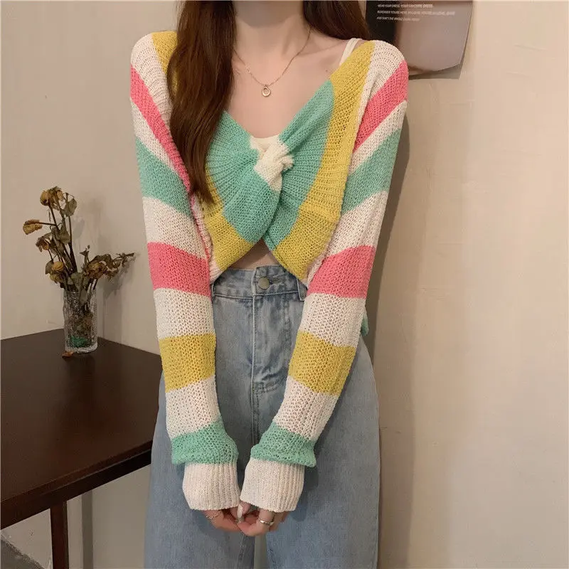 Милые пуловеры в радужную полоску, женские модные весенне-летние новые тонкие вязаные укороченные топы с v-образным вырезом сзади и длинными рукавами
Милые пуловеры в радужную полоску, женские модные весенне-летние новые тонкие вязаные укороченные топы с v-образным вырезом сзади и длинными рукавами