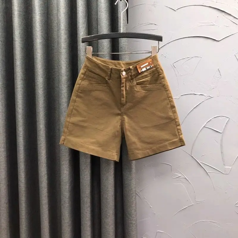Design Sense White High Waist Loose Denim Shorts for Women in Summer New Fashionable Slim and Age-reducing Casual Pants
Design Sense White High Waist Loose Denim Shorts for Women in Summer New Fashionable Slim and Age-reducing Casual Pants