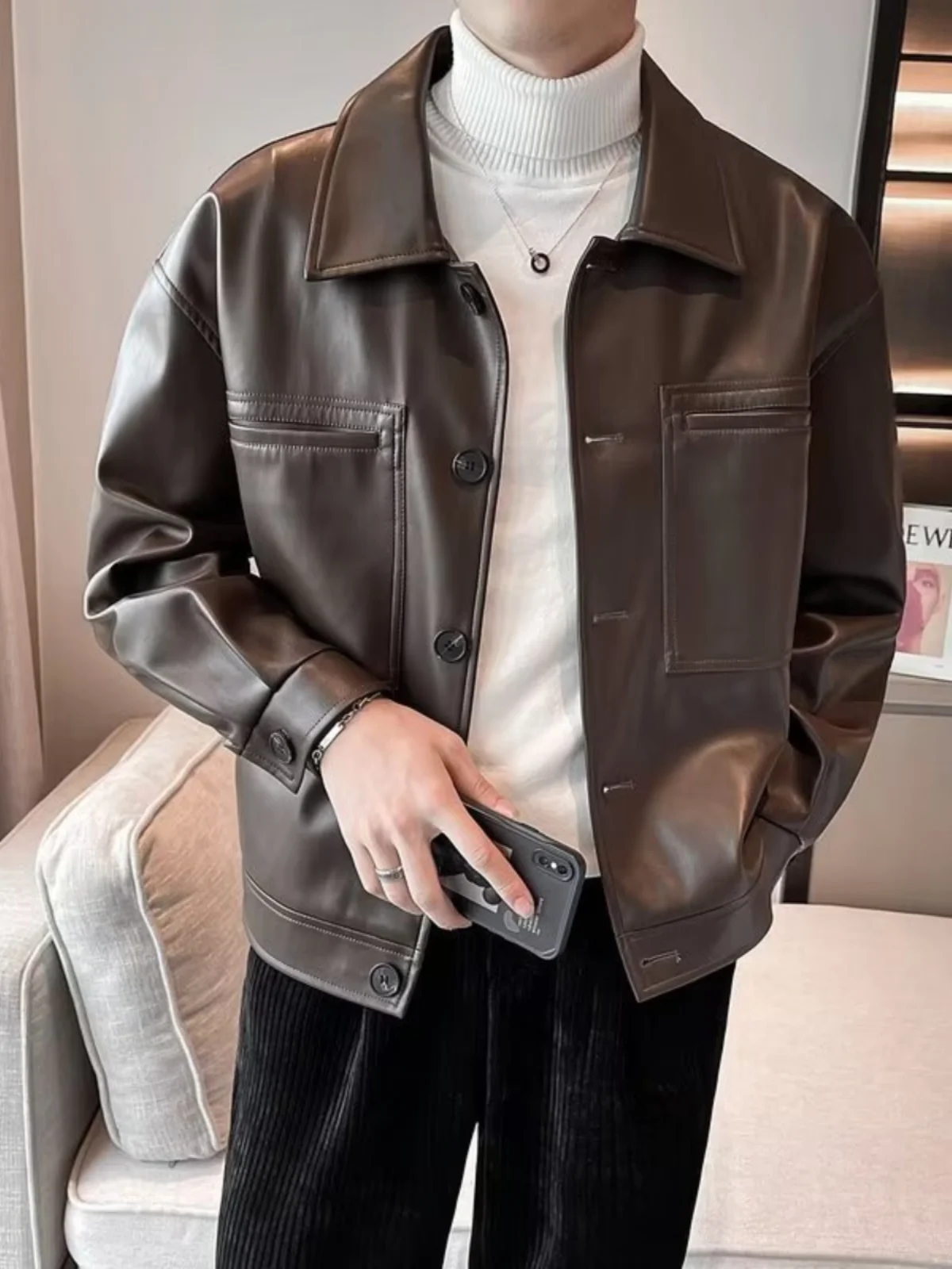 Повседневная мужская куртка из искусственной кожи в байкерском стиле с воротником-стойкой, осенне-зимняя, модная, молодежная, приталенного кроя, с множеством карманов
Повседневная мужская куртка из искусственной кожи в байкерском стиле с воротником-стойкой, осенне-зимняя, модная, молодежная, приталенного кроя, с множеством карманов