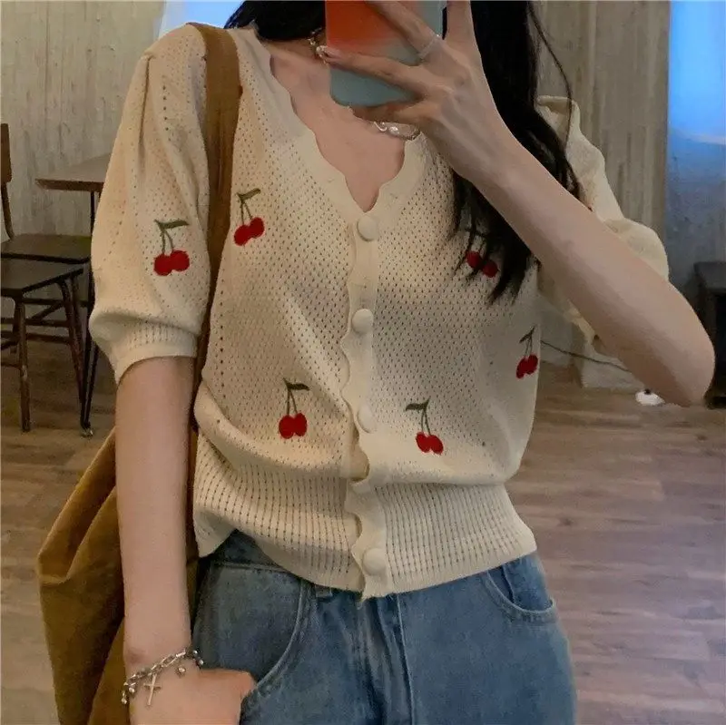 2025 Summer New Women's Fashion Casual Tomato Jacquard Short Sleeve Cardigan Sweater
2025 Summer New Women's Fashion Casual Tomato Jacquard Short Sleeve Cardigan Sweater