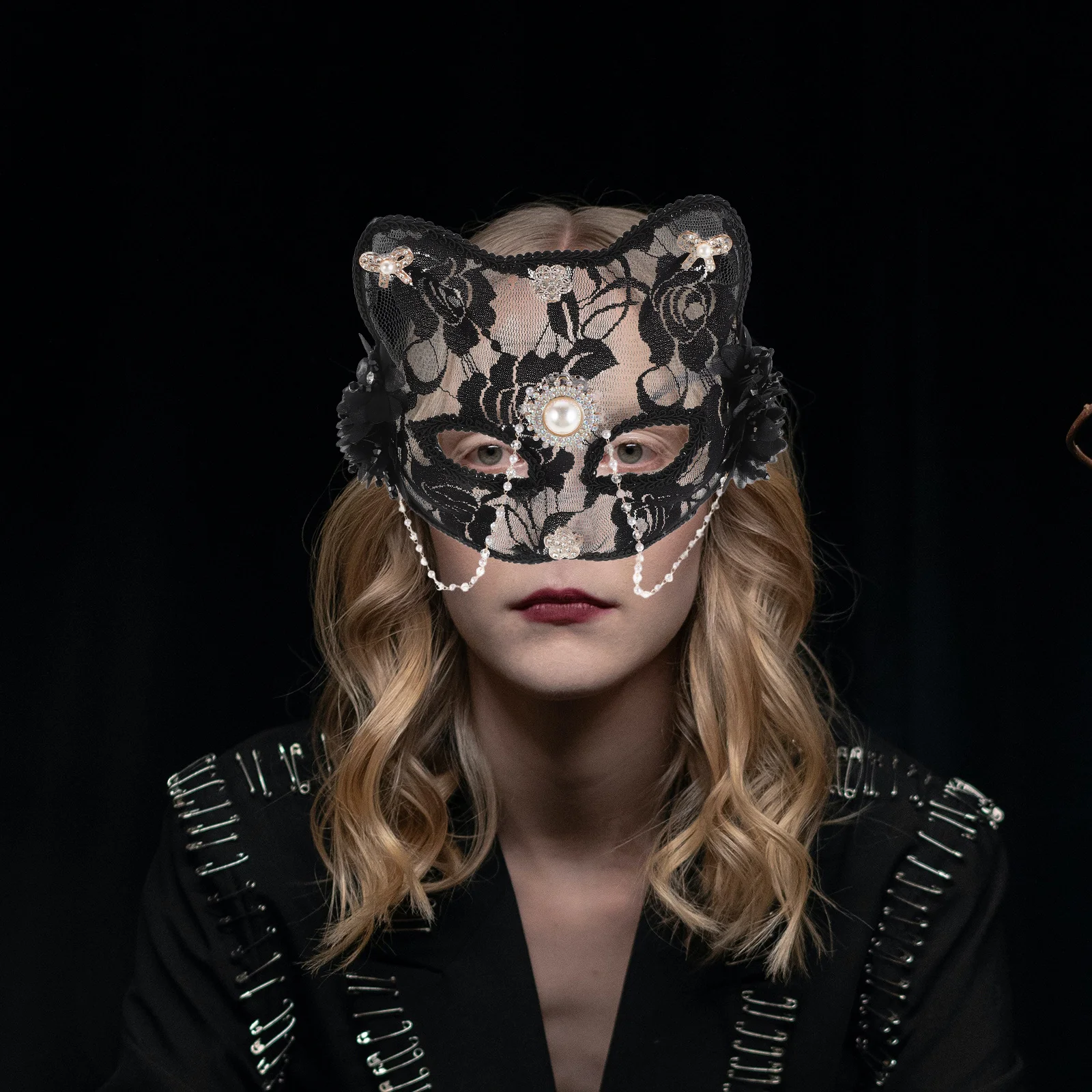 Half Face Cat Costume Mask Black White Halloween Print Masquerade Accessory for Adults Unique Wearable Design
Half Face Cat Costume Mask Black White Halloween Print Masquerade Accessory for Adults Unique Wearable Design