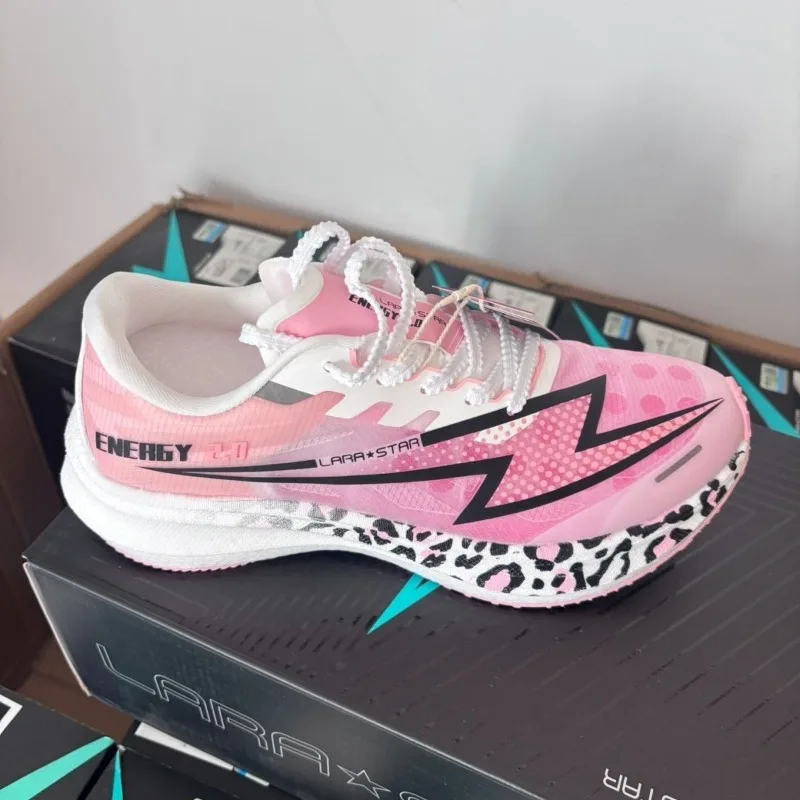 2025 New Running Shoes Men Women Light Weight Walking Jogging Shoes Unisex Carbon Plate Designer Sneakers Couples Gym Shoe
2025 New Running Shoes Men Women Light Weight Walking Jogging Shoes Unisex Carbon Plate Designer Sneakers Couples Gym Shoe