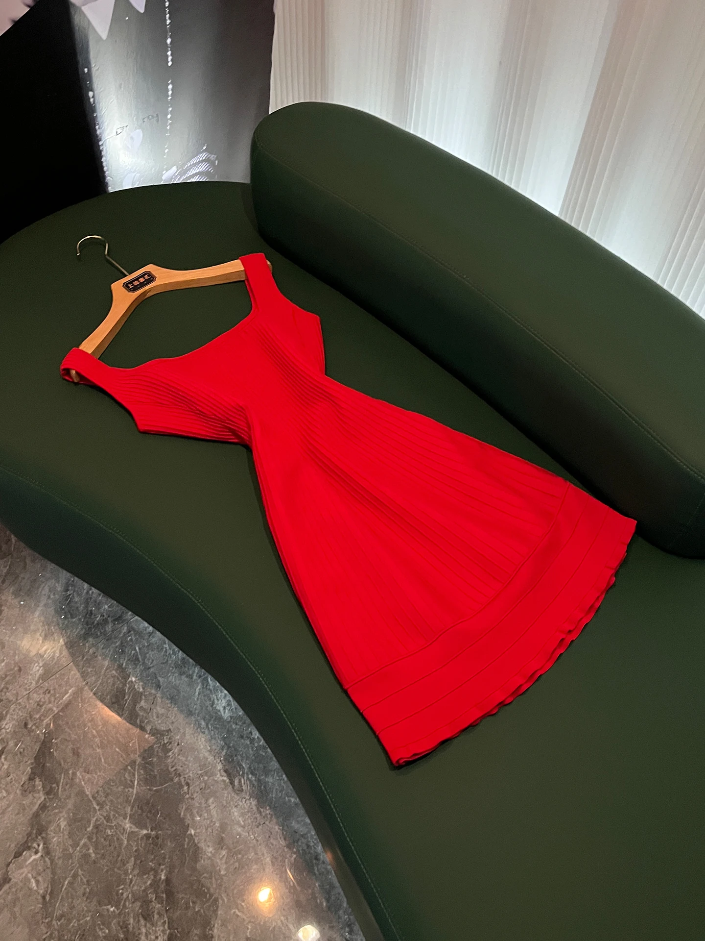 Red Square Collar Strapless A-Line Dress Women's Slim Fit Short Skirt No Sleeve French Style Polyester Fiber Casual Dress
Red Square Collar Strapless A-Line Dress Women's Slim Fit Short Skirt No Sleeve French Style Polyester Fiber Casual Dress