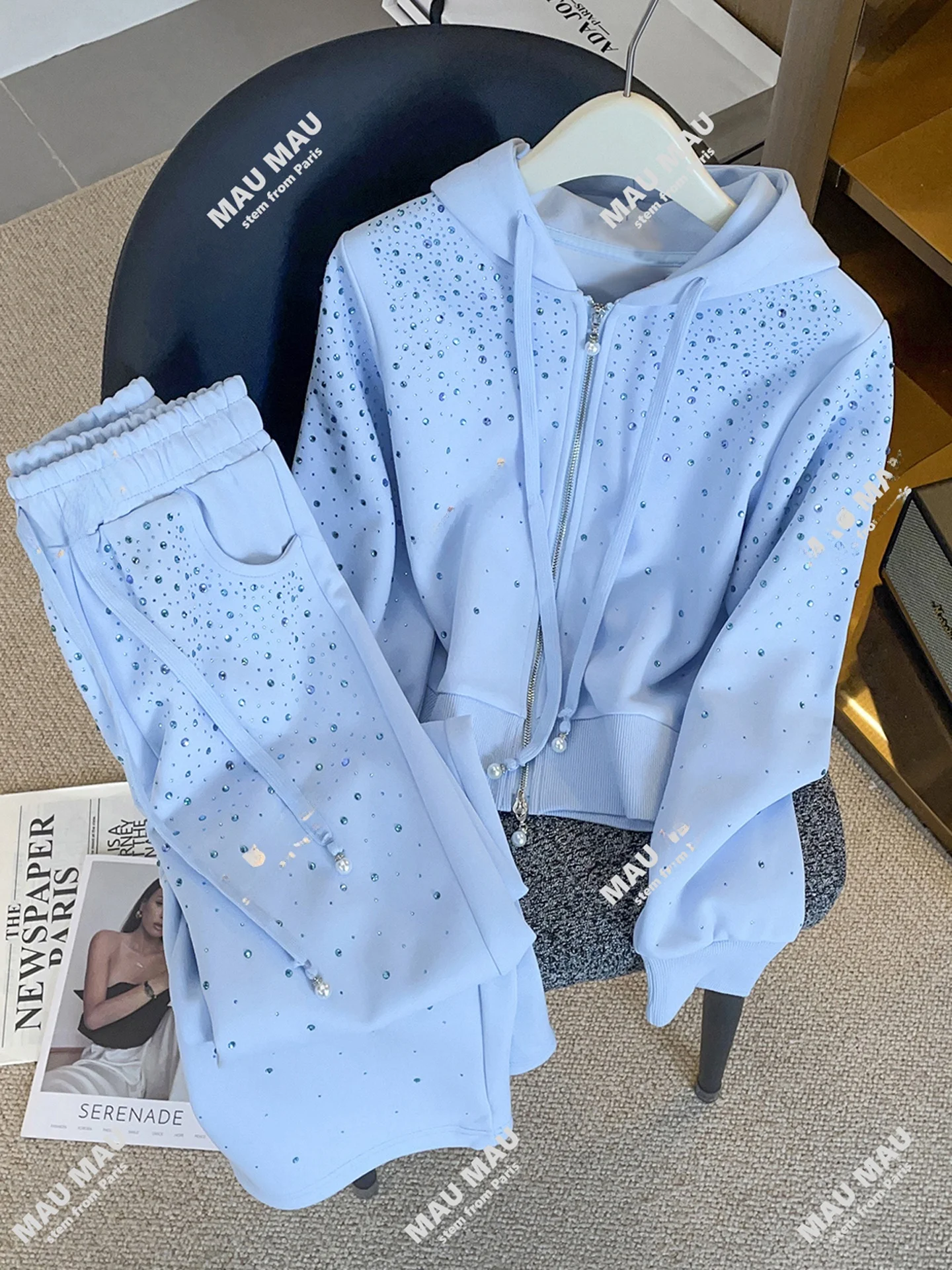 Элитный осенне-зимний женский модный комплект: куртка с капюшоном и брюки с широкими штанинами из полиэфирного волокна South Oil, на молнии
Элитный осенне-зимний женский модный комплект: куртка с капюшоном и брюки с широкими штанинами из полиэфирного волокна South Oil, на молнии