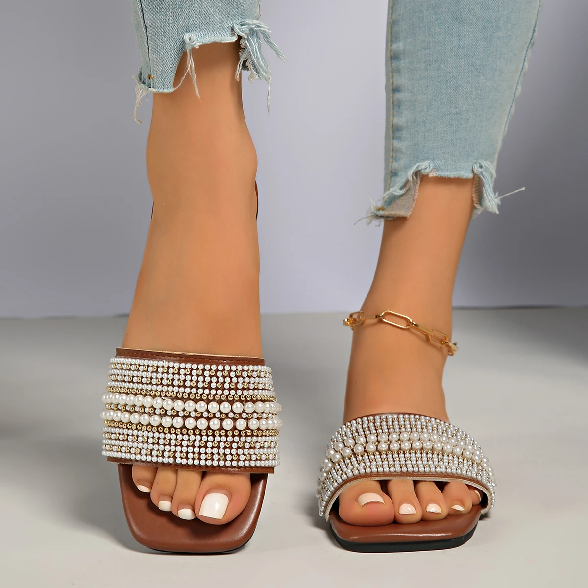 Женские тапочки, летние повседневные удобные туфли в стиле ретро с открытым носком, уличные пляжные тапочки, шлепанцы, женские шлепанцы больших размеров
Женские тапочки, летние повседневные удобные туфли в стиле ретро с открытым носком, уличные пляжные тапочки, шлепанцы, женские шлепанцы больших размеров